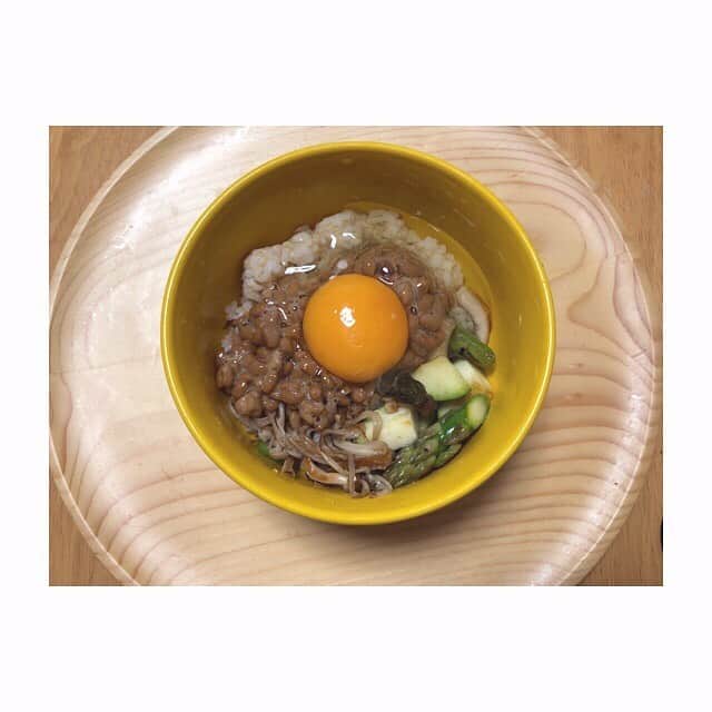 みのり(26)＠東京 ダイエットのインスタグラム：「朝ごはん . . 納豆 たまご 玄米100g 野菜炒め ごま油と塩 . . 週末の情報番組で、 やたら #簡単クッキング みたいなかんじで 【生ハム+生卵+オリーブオイル+ごはん】丼とか 【ネギ塩ダレ+鶏肉+生卵+ごはん】丼みたいなので 2〜3分でできる料理です♬ . . どやぁああ(∗˘ᴗ˘∗)*.。 . . ってやってるけど、 実際ごはんに、良質なオイルと塩つければ 大概おいしくできあがる説... . . なんなら缶詰をのせた #のっけ飯 は "料理です♫"というよりは、 . . ごはんと缶詰を用意しただけです♬ . . と思う。🤔 . . ◉ライザップ公認の紹介アンバサダーです。 〜紹介特典で、お安く入会できます〜 . ▶︎全国どの店舗でもOK ▷２週間のトライアルコースもあります(^_^)/ ▶︎カウンセリング予約前にご連絡ください . ◎入会やカウンセリングをお考えの方、 ご質問なども、DM✉️ください。 . ★トレーニング見学もできます★ . 📺RIZAP TVCM出演 🏅RIZAP BMG ファイナリスト2017.2018 . #rizap #ライザップ . #ダイエット #diet #レコーディングダイエット #ダイエッター #公開ダイエット  #朝ごはん #morning #糖質オフ #食べて痩せる #おうちごはん #食べる #糖質制限 #低糖質ダイエット #和食 #クッキングラム #自炊女子 #腸内環境 #食事管理 #栄養 #fitmeal  #cleanmeals  #lowglycemic #玄米 #まごわやさしい  #腸活」
