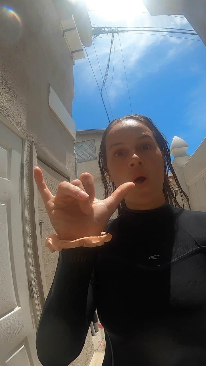 ケルシー・ロビンソンのインスタグラム：「Sometimes you gotta switch up your cardios and just go for an ocean swim. 🏊🏼‍♀️ . . Im dedicating my workout today to all the #HOMETOWNHERO who dedicate their lives to helping us get through this time. Every hour of activity counts towards $1 donated to WHO Covid-19 Solidarity Response Fund. @adidasvolleyball @adidas #hometeam #createdwithadidas」