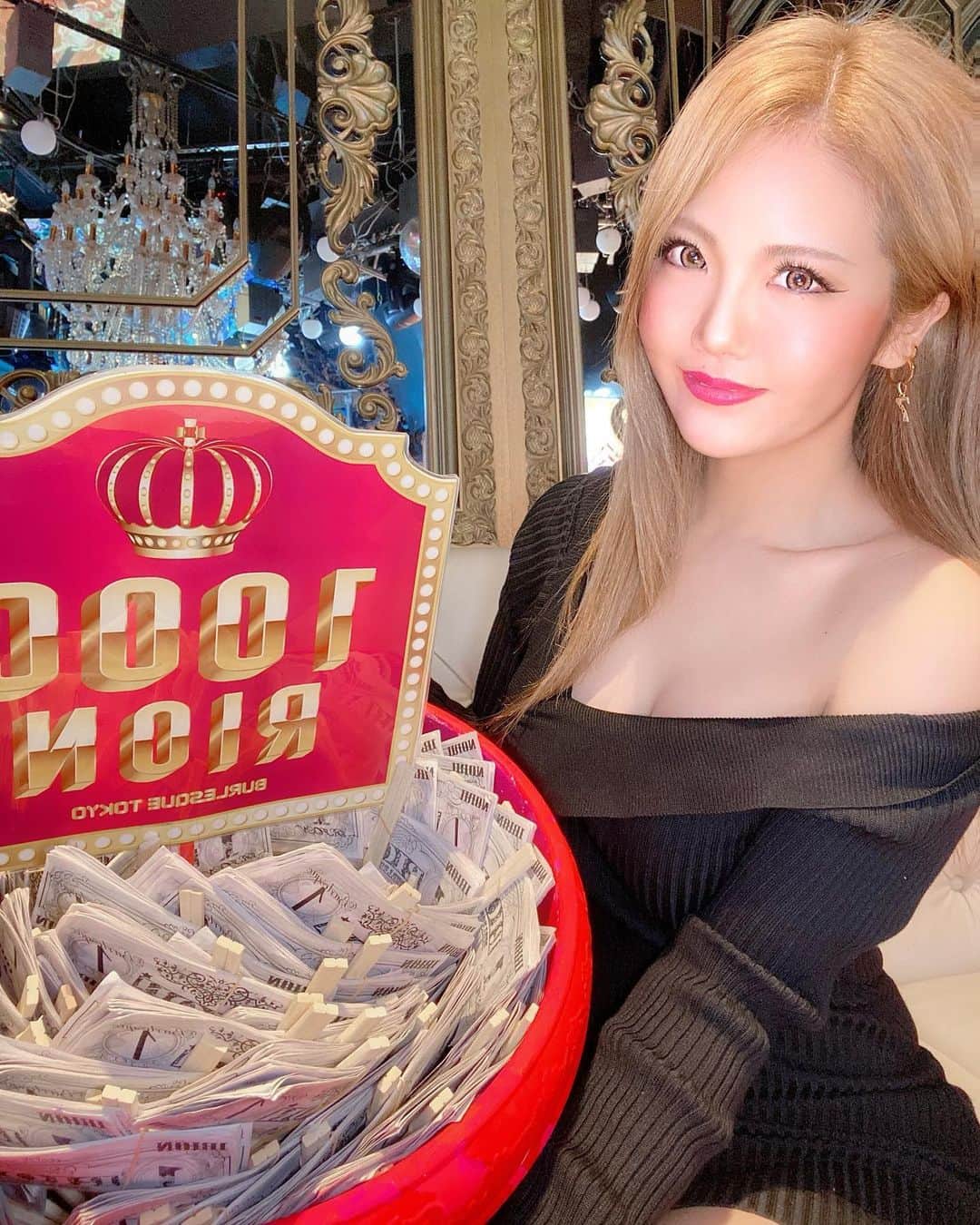 KARENのインスタグラム：「、 みんな元気ですかー(⸝⸝⸝´꒳`⸝⸝⸝) 、 今日もチェキがんばるぞー！(,,> <,,) 、  #バーレスク東京 #バーレスク #バーレスク東京かれん #六本木 #ショーパブ #ショー #ダンス #burlesque #ショーガール #エンターテインメント  #burlesquetokyo #dance #roppongi #xoxo #girl #me #l4l #show #showgirl #dance #dancer #japan #japanesedancer #instagood #おうち時間　#stayhome」