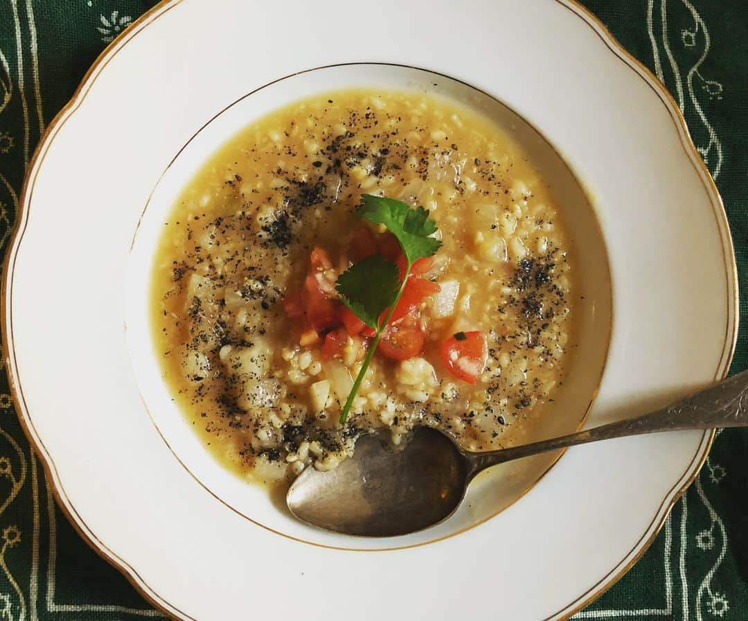 日登美さんのインスタグラム写真 - (日登美Instagram)「Recovering menu day2. Starting to add some vegetables 😭👍 Brown rice miso risotto with Daikon radish and marinade tomatoes 🍅 coriander on top, Sprinkle gomashio( black sesame seed )👍 回復食二日目。今日から味噌汁に野菜を入れて食べられる。 てなわけで、昼にはズースカトッフェルと呼ばれるドイツの薩摩芋とブロッコリーの味噌汁を。ドイツの薩摩芋はオレンジ色でにんじんみたいな味がする。甘くて美味しい味噌の汁。グビグビいきました(*≧∀≦*) で、夜。具沢山味噌て言われても日本じゃないからね、なんかぴんとこない。季節は初夏のベルリン。1日外にいたらなんだかトマトな気分に。 マクロビ的には避けよう、て部類に入るのがトマトですし、回復食で生はいいのかわかりませんが。ちょこっとニンニクもいれてしまいましてお塩とバルサミコ少々でマリネしたやつを大根と玄米の味噌粥にのせちゃったりして、なんちゃってリゾット完成。 トッピングに今朝のマーケットで手に入れた新鮮なコリアンダー。でもシメは黒胡麻塩でいくぜ！みたいな。 ちょいエスニック、しかしマクロ寄りに的な、偽リゾットが今日の気分でありました。  これ、意外とわるくない。 なんならちぎった海苔が入ってもいける。 これは回復食だけにしとくのもったいないんで今後もバリエーション増やして食べよう。 残りごはんで簡単に作れるし、チリオイルとか、薬味やマリネ野菜の種類を変えたら結構無限の可能性だね、玄米粥よ。  玄米粥の新しい扉を開いてしまった本日。どうやら今はいろんな意味で時代が変わるときなのね！😳😝 #brownrice #macrobiotic #vegan #risotto #fasting #recovering #berlin #organic #回復食 #味噌粥 #地味にうまい #ビーガン #玄米粥 #ダイエット #ベルリン #日登美」5月31日 6時20分 - hitomihigashi_b