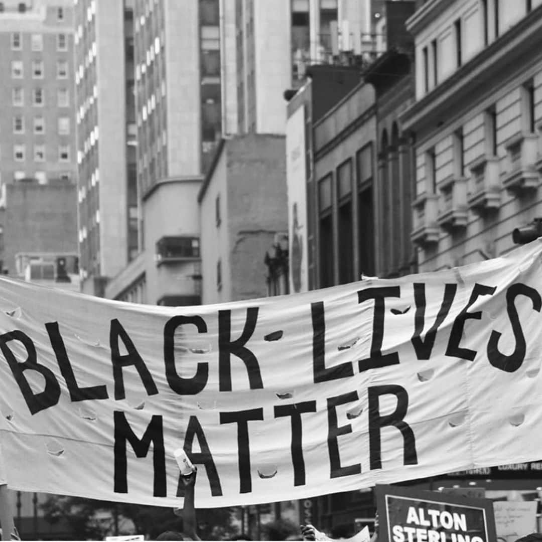 エミリア・クラークさんのインスタグラム写真 - (エミリア・クラークInstagram)「BLACK LIVES MATTER. #justiceforgeorgefloyd matters. #justiceforahmaudarbery matters  #justiceforbreonnataylor matters. Donate to: https://minnesotafreedomfund.org/donate.  We are not immune to this here in the UK. It is everywhere. Honestly I have struggled to find the right and truthful words to write here, I’m trying to educate myself so I can not be part of the problem. Please do the same.  An organisation to aid your understanding in the uk is inquest.org.uk, and you can support affected families via https://uffcampaign.org/ #blacklivesmatter  Beautiful artwork by @shirien.creates」5月31日 6時16分 - emilia_clarke