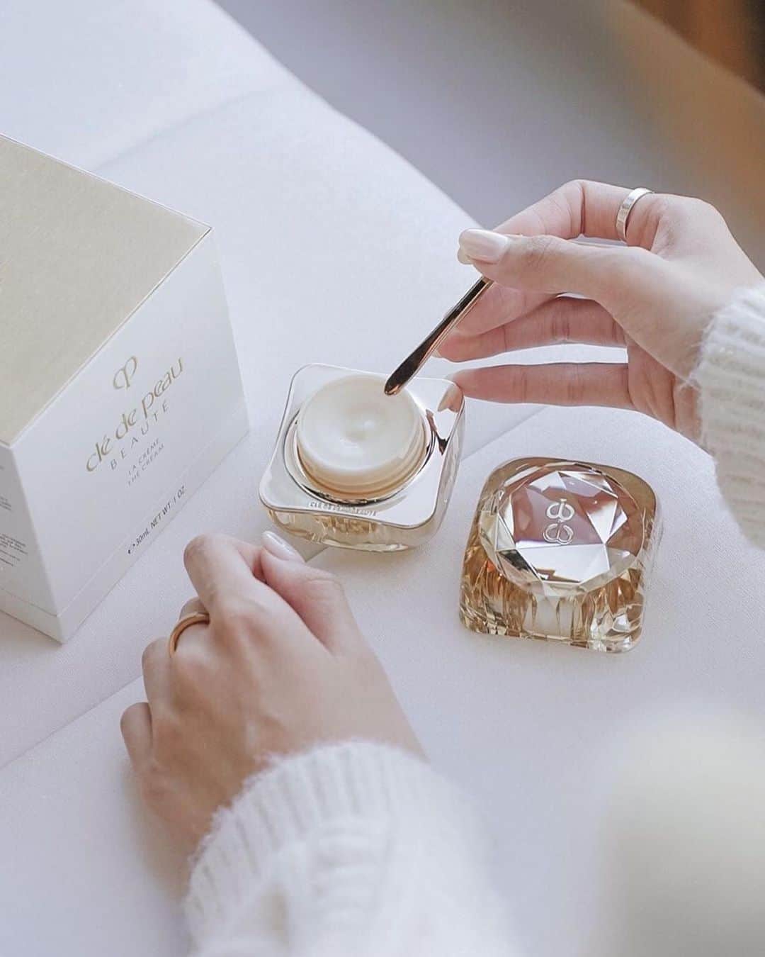 Clé de Peau Beauté Officialさんのインスタグラム写真 - (Clé de Peau Beauté OfficialInstagram)「An uncompromising attention to detail. The new #LaCreme reflects a formula as exquisite as it is effective. The rich, creamy texture helps #skin feel rejuvenated and becomes more resilient with continued use. Photo by: @weiting_lin_.」5月31日 6時39分 - cledepeaubeaute