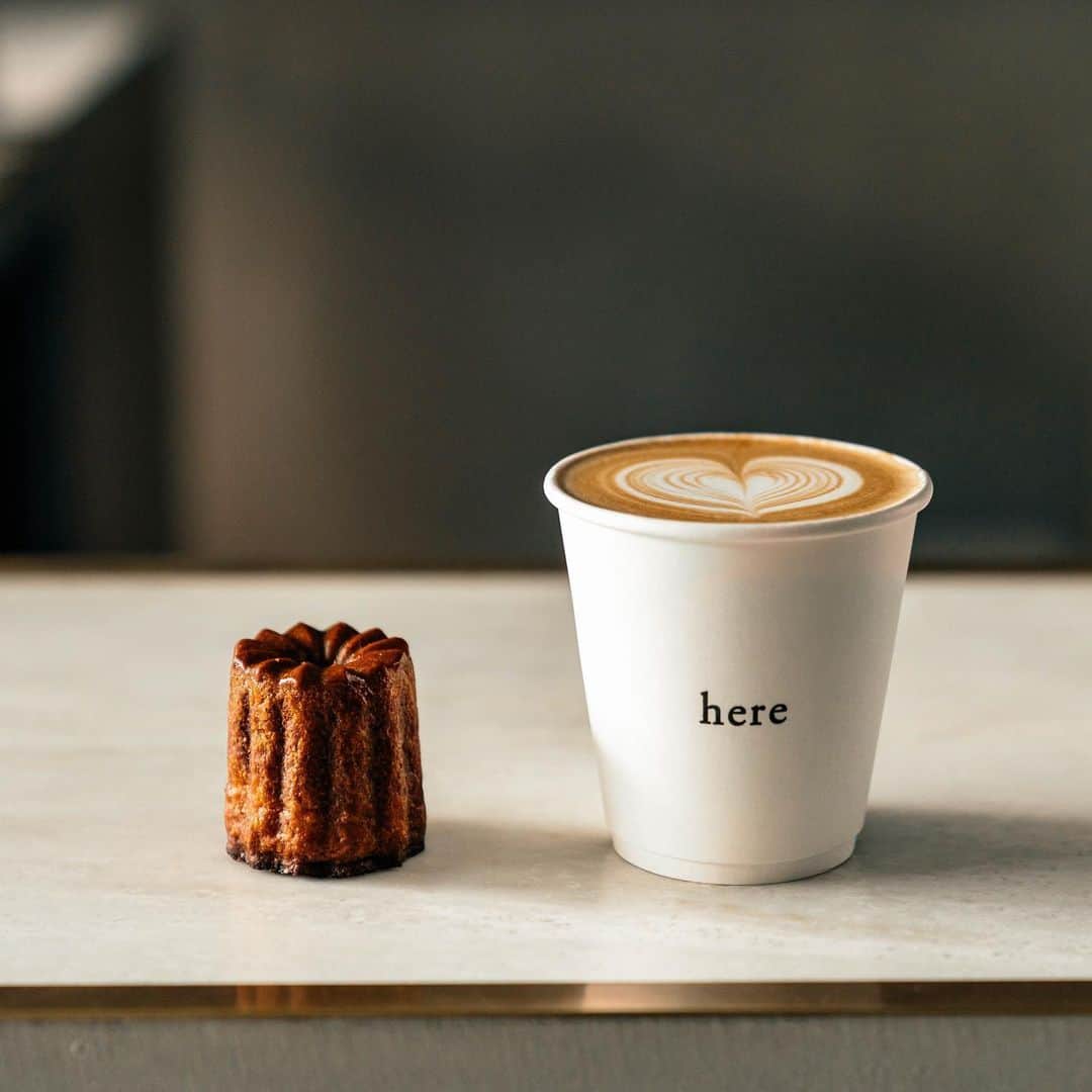 山口淳一さんのインスタグラム写真 - (山口淳一Instagram)「Coco Canelé is popular but I also recommend Coco latte(caffe latte+roasted green tea+sugar) Both you can taste only here. ココカヌレが大人気ですが、実はココラテという独自の抽出で淹れたオリジナルラテもあるんですよ。 こう見えて一応コーヒーも作れるんです。 — #japan #kyoto #here #coffee #herekyoto #canele #latte #latteart #art #cafe #slayer #espresso #roasting #roaster #probat  #日本 #京都 #コーヒー #カヌレ #ココカヌレ #ラテ #ラテアート #アート #スレイヤー #エスプレッソ #ロースター #焙煎 #バリスタ #京都」5月30日 21時54分 - junichi_yamaguchi