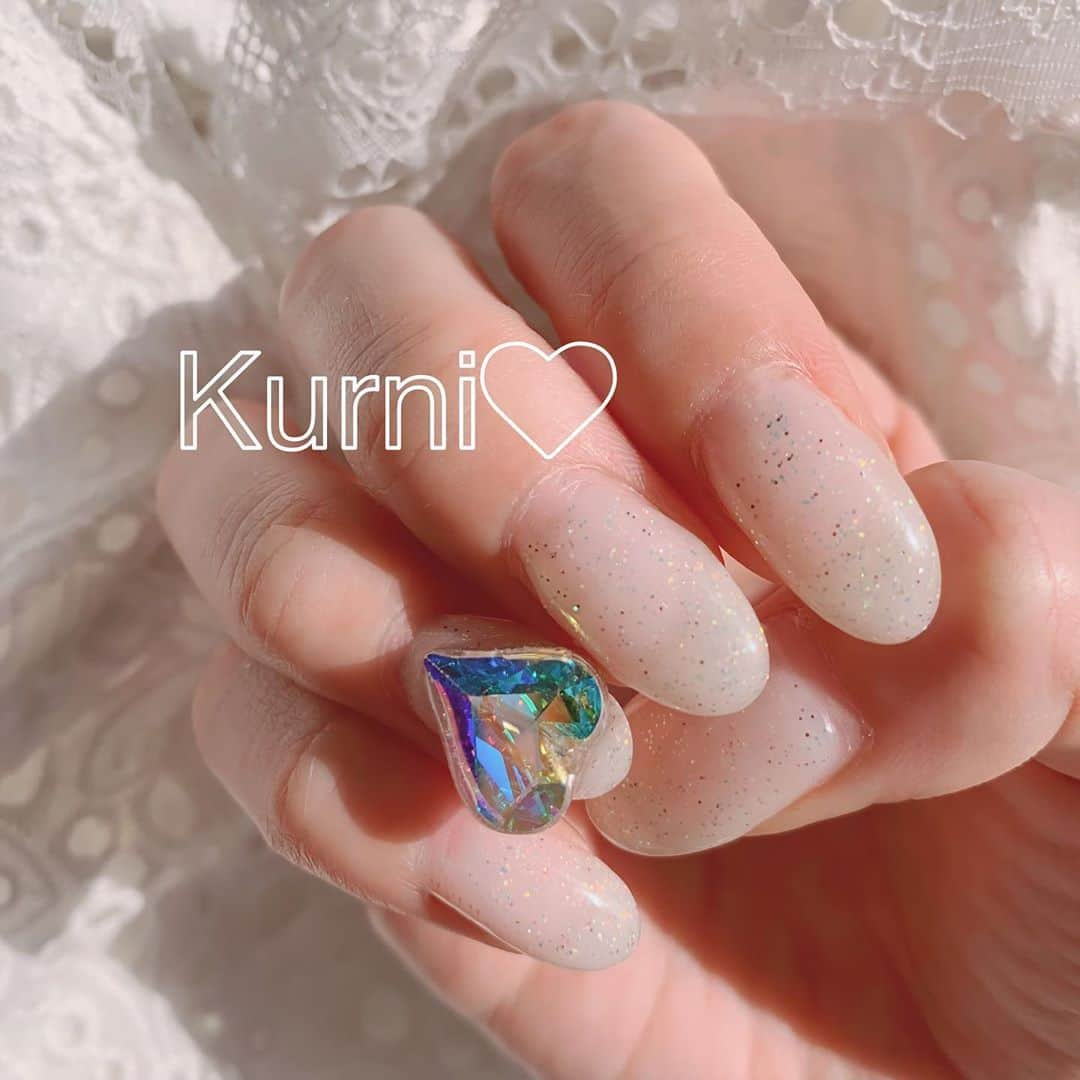 鈴木ふみ奈さんのインスタグラム写真 - (鈴木ふみ奈Instagram)「nailsalon kurni💅  1フロアに1人で対応して下さいました✨ 滞在時間を減らす為にホワイトラメのワンカラー×ストーン1つのせ🤍 常に換気にアルコールなど徹底されていて感謝です🙌  #自爪を削らないジェル #nail #ふみnail #nailsalon #fashion #kurni  #nailsalonkurni #ネイル #ネイルデザイン #ネイルサロンクルニ #キラキラネイル #ストーンネイル #ホワイトネイル #ラメネイル」5月30日 21時47分 - fuminasuzuki