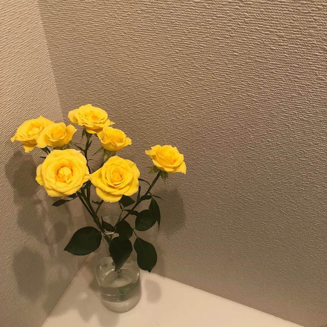 にわみきほさんのインスタグラム写真 - (にわみきほInstagram)「今日もおうち時間🏠 6時半起き👶🏻だったので1日が長い🤤  #黄色のお花のプレゼントありがとう @rikonakamine 💛 #お花がお家にあるだけで癒される💐」5月30日 21時47分 - mikiho_niwa