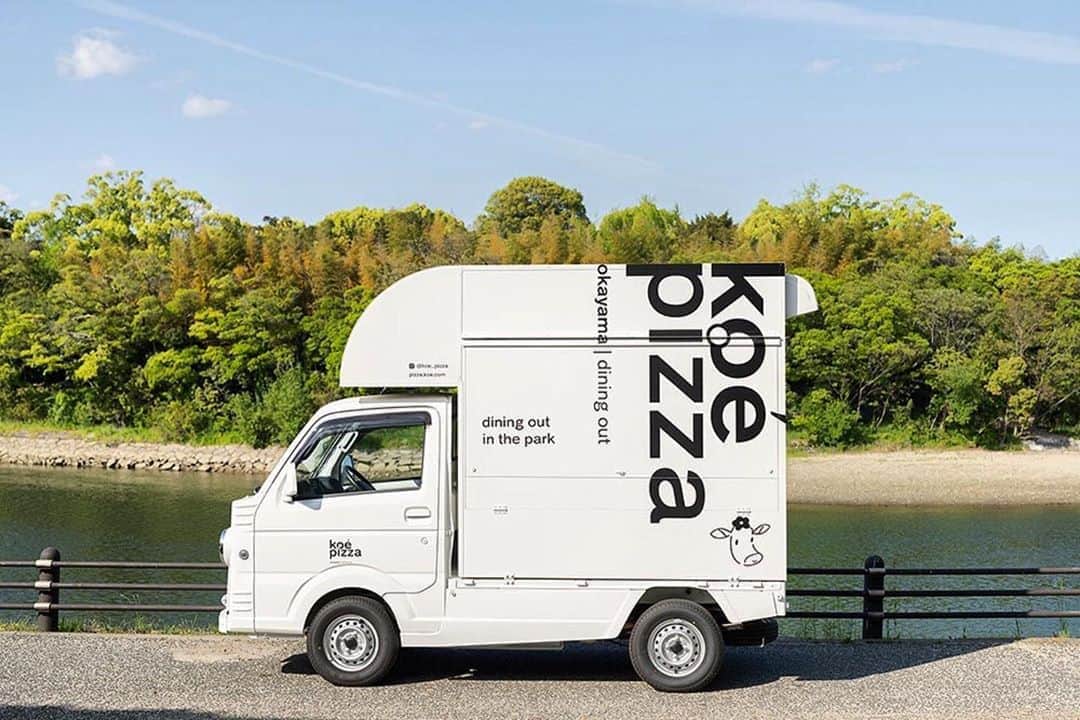 川上俊のインスタグラム：「[new preject]  koe pizza okayama @koe_pizza  pre-opening 2020.5.22.fri.  https://www.koe.com/koepizza/  branding & art direction & design by  Shun Kawakami @shunkawakami and #artlessinc + illustration by  Yu Nagaba @kaerusensei ・・・ . koe pizza okayama pre-opening 2020.5.22.fri. ・ 緑豊かな石山公園の景観を生かすため、 キッチンカーとコンテナを店舗として使用します。  #koe #koepizza #koeethical #ethical #pizza #okayama #okayamapizza  #cafestagram #takeout #diningout #domainetetta #コエ #コエピザ #ピザ  #エシカル #岡山 #岡山グルメ #岡山カフェ #岡山レストラン#岡山ピザ  #地産地消 #吉田牧場 #チーズ #チーズメルト #ダイニングアウト #長場雄」