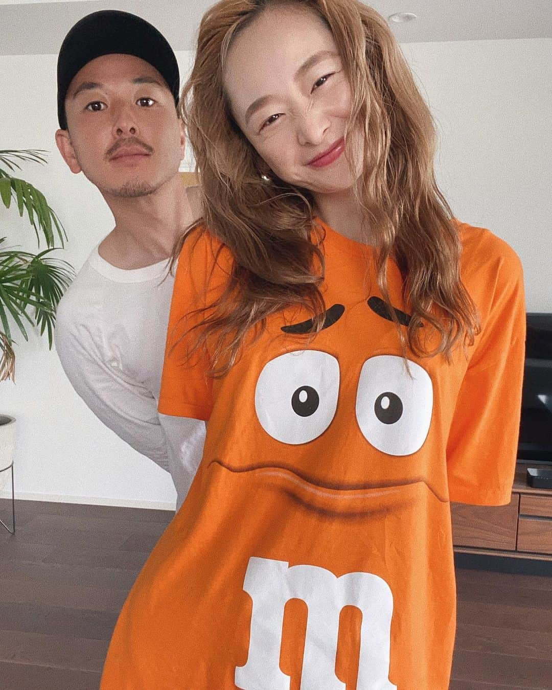 岩渕加恵さんのインスタグラム写真 - (岩渕加恵Instagram)「ひょっこりは〜ん👀💭🧡 またまたまたパジャマで失礼しま〜すww 旦那はん👨🏻‍🦱もお揃いパンツ🩳👌 よくこのＴシャツの顔に似てるって言われるんだけど、、 似てるかなっ？wwwww🤪🥴🤣 . 最後の動画は旦那はんのイチオシの角度らしいが だいぶ腹立つ〜😤😤😤注意してねっ☝️💕ww #夫婦 #なんてない日常のお話 ♡」5月30日 21時48分 - kae0113