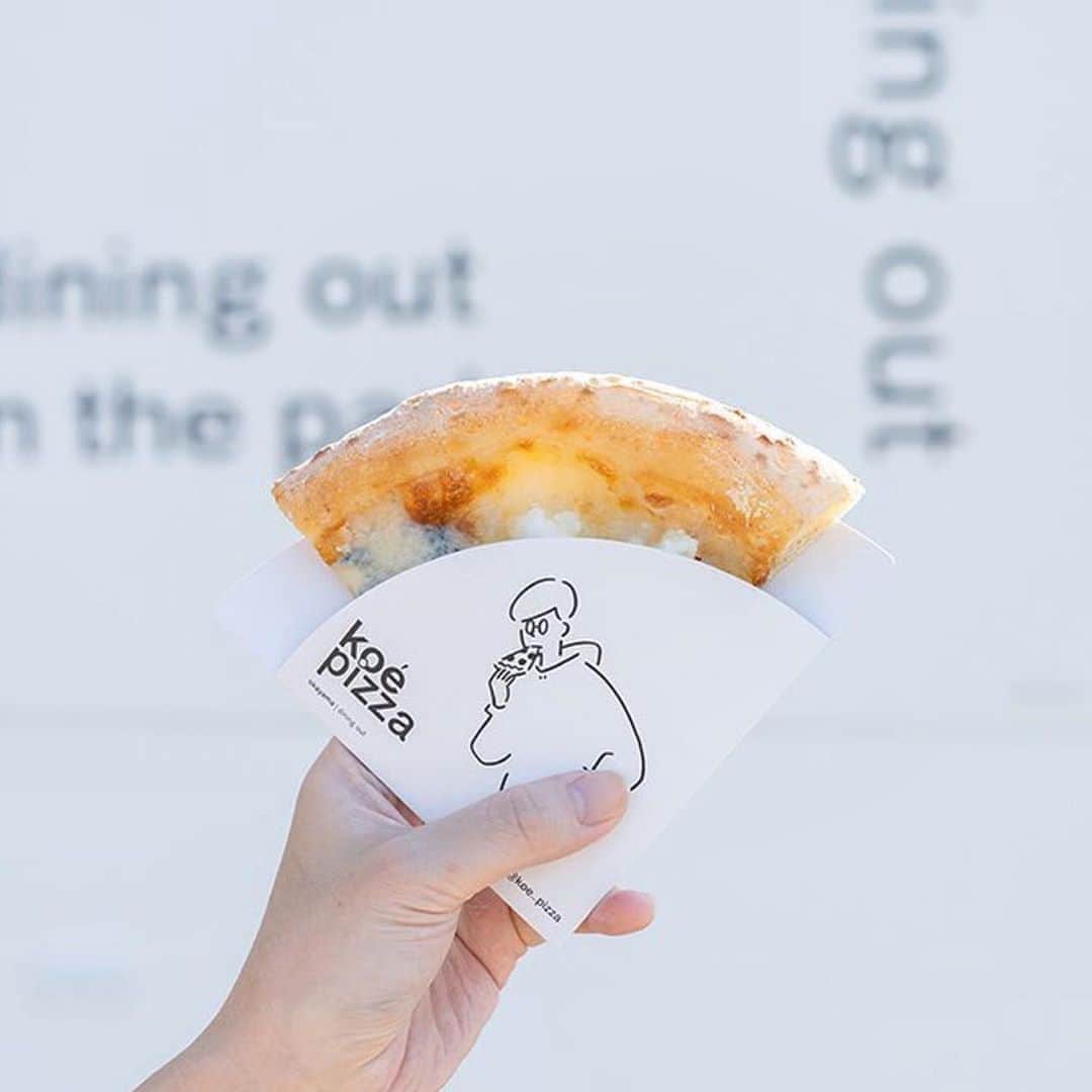川上俊のインスタグラム：「[new preject]  koe pizza okayama @koe_pizza  pre-opening 2020.5.22.fri.  https://www.koe.com/koepizza/  branding & art direction & design by  Shun Kawakami @shunkawakami and #artlessinc + illustration by  Yu Nagaba @kaerusensei ・・・ . koe pizza okayama pre-opening 2020.5.22.fri. ・ クワトロフォルマッジは 瀬戸内レモンを使ったはちみつをかけて。 ゴルゴンゾーラやリコッタチーズなど ４種のチーズが絶妙なバランスのピッツァです！ . . 🍕koe pizza pre-opening 2020.5.22.fri (to go only) opening hours：AM 10:00-PM 17:00 （定休日：水・木曜日） address：岡山県岡山市北区石関町7 石山公園内 web：https://pizza.koe.com . #koe #koepizza #koeethical #ethical #pizza #okayama #okayamapizza  #cafestagram #takeout #diningout #domainetetta #コエ #コエピザ #ピザ  #エシカル #岡山 #岡山グルメ #岡山カフェ #岡山レストラン#岡山ピザ  #地産地消 #吉田牧場 #チーズ #チーズメルト ##ダイニングアウト #長場雄」
