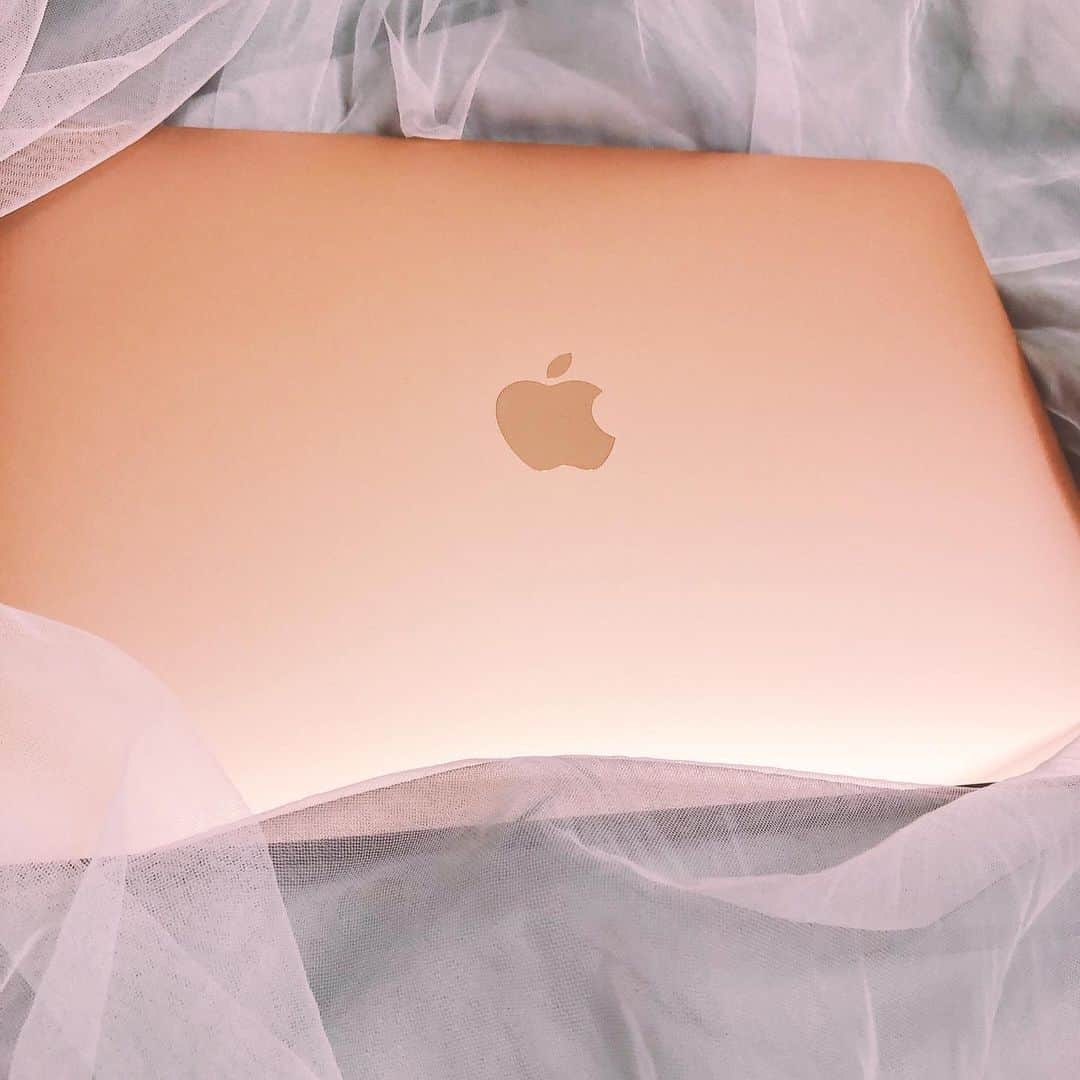 上野優華さんのインスタグラム写真 - (上野優華Instagram)「買ってしまった。機械うとすぎるけどこれから現代人っぽくカタカタできるよう頑張る。  #MacBook #MacBookair #macbookairgold  #Apple #使い方がわからない #おうち時間 #お家時間 #おうち時間を楽しむ #StayHome #頑張る #教えてください」5月30日 21時50分 - yuukaueno0205