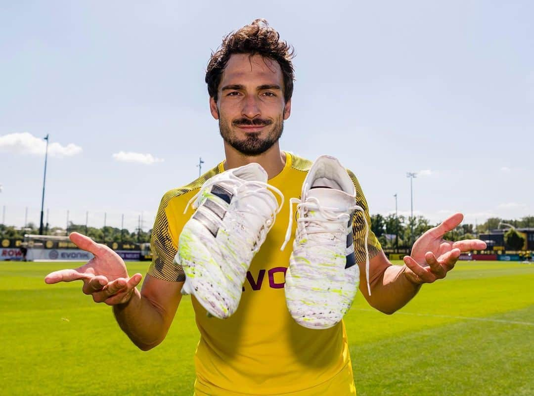 マッツ・フメルスさんのインスタグラム写真 - (マッツ・フメルスInstagram)「Seems like these white boots are a little magic 🎩🤷🏻‍♂️😁 @adidas_de #copa20」5月30日 22時01分 - aussenrist15