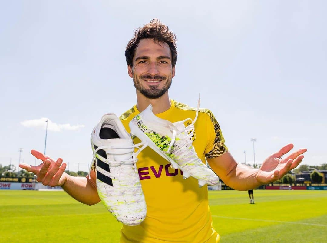 マッツ・フメルスさんのインスタグラム写真 - (マッツ・フメルスInstagram)「Seems like these white boots are a little magic 🎩🤷🏻‍♂️😁 @adidas_de #copa20」5月30日 22時01分 - aussenrist15