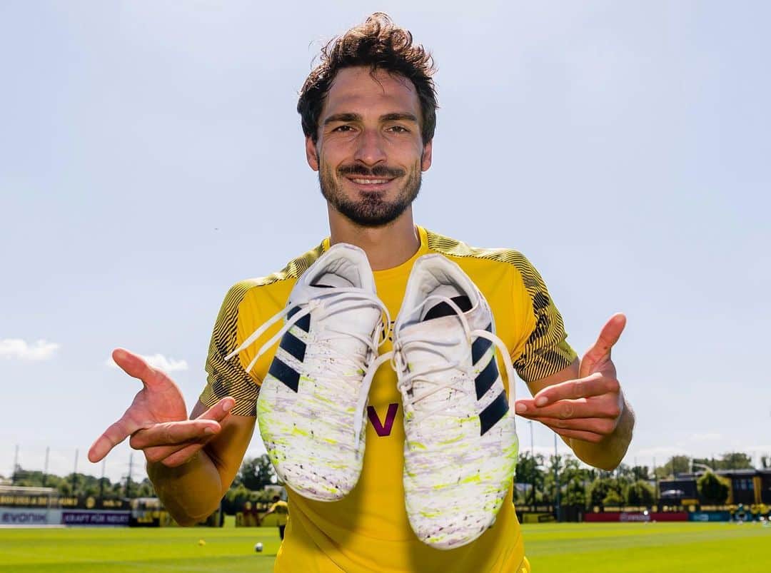マッツ・フメルスのインスタグラム：「Seems like these white boots are a little magic 🎩🤷🏻‍♂️😁 @adidas_de #copa20」