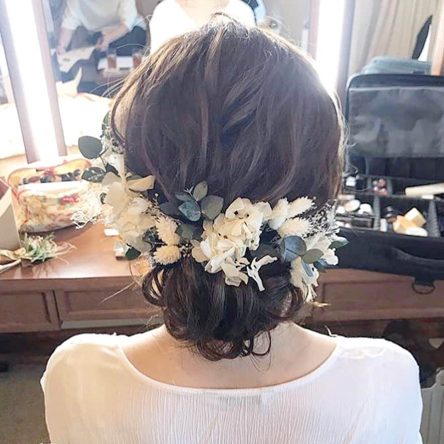 プレ花嫁の結婚式準備アプリ♡ -ウェディングニュースさんのインスタグラム写真 - (プレ花嫁の結婚式準備アプリ♡ -ウェディングニュースInstagram)「お花のヘッドドレスを使ったおしゃれなブライダルヘア9選🌼*･ . . ➸➸➸➸➸➸➸💒➸➸➸➸➸➸➸ 本当の料金がわかる✨ ウェディングニュース式場検索 👰 . アプリ： @weddingnews_editor web版： @weddingnews_concierge ➸➸➸➸➸➸➸➸➸➸➸➸➸➸➸➸ . . こちらのお写真は #ブライダルヘア メイクアーティスト @sayaka_hairmake さんからリグラムさせていただきました🌟ありがとうございました😊✨ . カバーは、人気の #アネモネ を使った #ヘアアレンジ です🌼*･ . ゆるふわ #アップスタイル にアネモネをたっぷりと💕 . #ウェディングドレス の雰囲気にぴったりな可愛いヘアに仕上がっていますよね🕊 . ほかのヘアも素敵なので、ぜひスワイプ👉🏻してみてくださいね✨ . . ＼📷投稿お待ちしています／ . 花嫁はもちろん、業者さんも大歓迎✨ アナタのお写真をご紹介してもOKという方は、ぜひ #ウェディングニュース にお写真を投稿してください💕 . . ⬇︎関連アカウント⬇︎ . 🕊メインアカウント 【 @weddingnews_editor 】 . 💒インスタグラムで式場探し 【 @weddingnews_concierge 】 . 👰花嫁から式場探し 【 @weddingnews_brides 】 . . その他、編集部からの連絡専用 @weddingnews_contact や、スタッフ個人の連絡用として @WN_xxxx（xxxは個人名）があります💕 . . …………………………… ❤️ウェディングニュースとは？ …………………………… . 花嫁のリアルな”声”から生まれた、花嫁支持率No1✨スマホアプリです📱💕 . . 🌸知りたい… #結婚式準備 に役立つ記事を毎日150件配信中♩ . 🌸見たい… インスタの #ウェディング 系投稿TOP100が毎日チェックできる＊IG画像の複数ワード検索も可♩ . 🌸叶えたい… 式場をはじめとした  #結婚式 関連の予約サイトが大集合♩ . 🌸伝えたい… 自分の結婚式レポ『マイレポ』が簡単に作れる♩卒花嫁のレポが読める♩ . . @weddingnews_editor のURLからDLしてね✨ . . #プレ花嫁 #結婚  #花嫁 #ウエディング  #プレ花嫁準備 #2020秋婚 #日本中のプレ花嫁さんと繋がりたい #ウェディングヘア #ヘアスタイル #ヘアメイク #ヘアセット #二次会ヘア #和装ヘア #ハワイ挙式 #前撮り #美容院 #ヘアカラー #ヘッドドレス #ドライフラワー #沖縄ウェディング」5月30日 22時10分 - weddingnews_editor