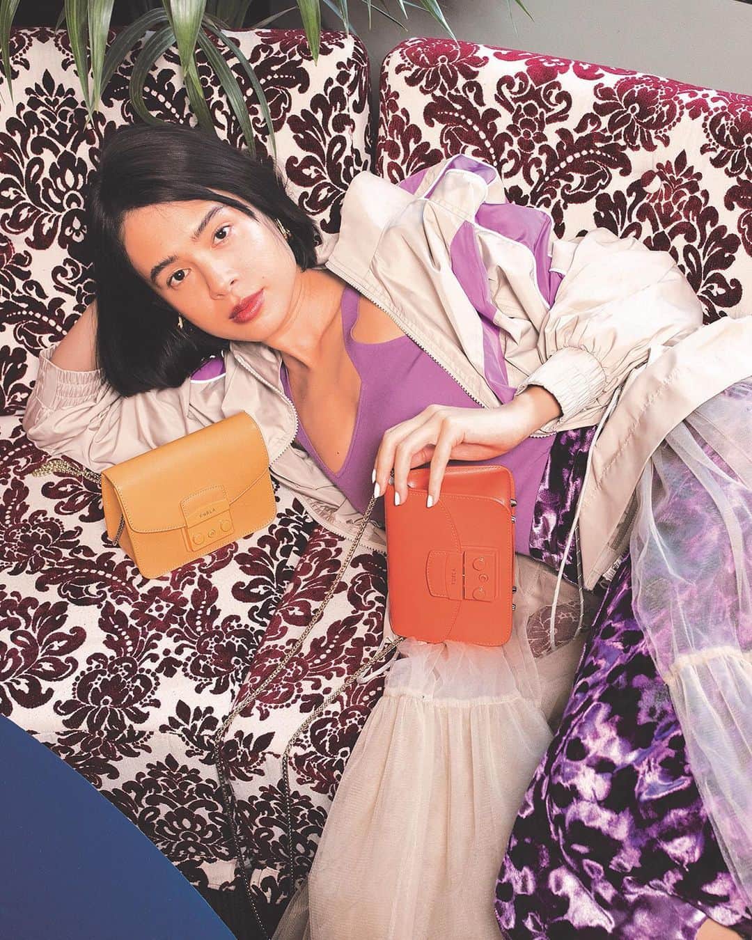フルラのインスタグラム：「A tone-on-tone selection: @__kana_oya__ and the new Furla Metropolis, featured on @ellejapan May Issue.  Photographer: Ivan Grianti  #thefurlasociety #furlafeeling #newcollection #furla #accessories #fashion」