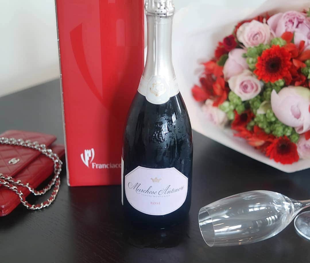 Miyu Toyonagaのインスタグラム：「Red for Passion♥️ Each day is a gift to celebrate.  最近は様々なワインやカクテルを試し飲みで楽しんでます🍷  今回はイタリア最高峰のプレミアム発砲ワイン、 「#フランチャコルタ 」  ミラノファッションのオフィシャルワインにも選ばれてます。  今回は食事の他、デザートにも抜群の 「マルケーゼ アンティノリ ロゼ 」  味は優しく軽やかな口当たりで、食前酒として最適。  見た目も可愛くプレゼントにもオススメです💞  イタリアにもまた訪れたいな✨  お花はアルストロメリアとローズ。  初夏の花で元気が出る🥰ありがとう。  #pr#franciacorta」