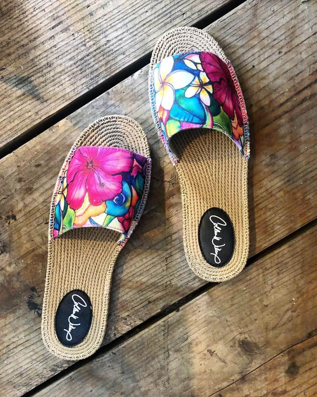 ラレイアのインスタグラム：「🌺 発売より即完売中だったジュート風フラットサンダルの大人気 "PARAD" の再入荷のご予約を開始しております👏💕 ・ Getが間に合わなかったっていう方もぜひcheckしてみてください😊 ・ ・ ・ ・ ---La Leia Precious Life(ラレイア)--- @laleia_official ・ 楽天市場店 https://www.rakuten.co.jp/laleia-p-life/ ・ au wowma店 https://wowma.jp/user/52666346 ・ Yahooショッピング店 https://shopping.geocities.jp/laleia-p-life/ ・ ・ @laleia_official  @colleenwilcoxgallery_jp  #colleenwilcox#art#hawaii#aloha#surf#beach#laleia#ハワイ#フォトジェニック#インスタ映え#インスタ女子#アロハ#ビーチ#海を感じる雑貨#ラレイア#アート#ビーチガール#サーフスタイル#大人カジュアル#サンダル #コリーンウィルコックス#ギフト#プレゼント」