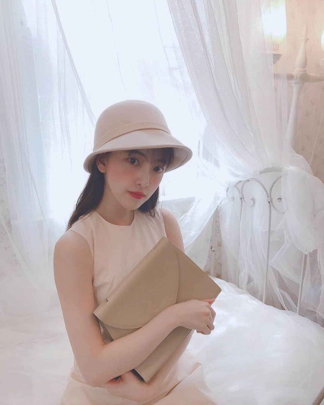 堀未央奈さんのインスタグラム写真 - (堀未央奈Instagram)「👡 写真集のセルフプロデュース ページオフショット🥂  モノクロ写真かカラー写真 どちらがお好きですか？  #私服 #ブランド詳細は写真集にて #いつかの待ち合わせ場所 #乃木坂46 #堀未央奈」5月30日 22時05分 - horimiona_official