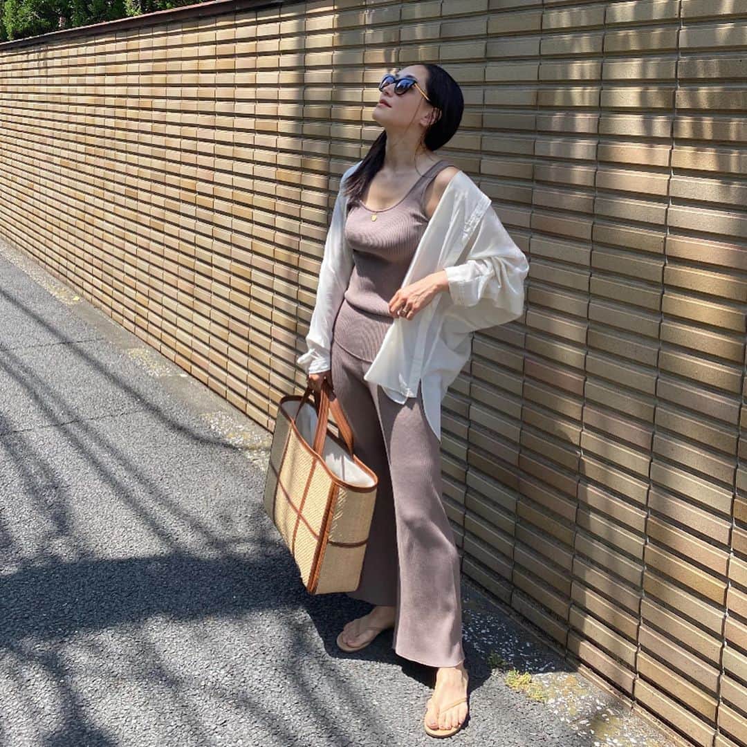 亀恭子のインスタグラム：「夏がきたみたいな快晴の一日❤︎ . . . まろやかなベージュトーンの気分。 . . バッグが裏返しだったのでもう一枚→ イニシャル刺繍はネイビーでKK 容量たっぷりなので、中にオムツも入ってますw . . today's… #fashion #ootd #kkstyle #tokyo #kamescloset #knit &#pants #chaos #shirts #stunninglure #sunglasses #thierylasry #bag #ludlow #shoes #tkees #summerday #may」