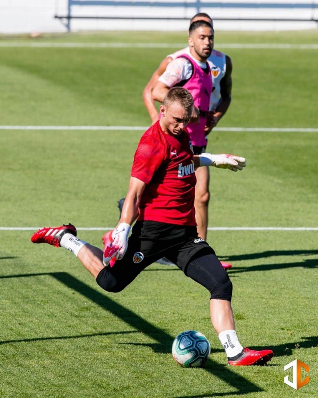 ヤスパー・シレッセンのインスタグラム：「Ready for La Liga to return! Are you ready? 🧤⚽️ #laliga #amuntvalencia 🦇」