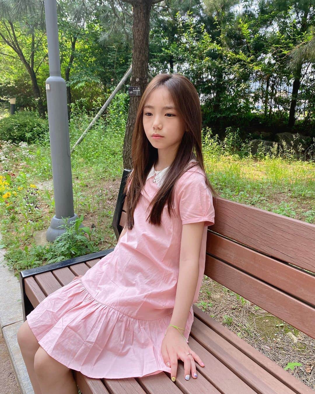 ウンチェのインスタグラム：「어느덧 , 사람 없는 곳에서 잠시나마  마스크를 벗어야 살 수 있을 것 같은  더운 날씨가 되어버렸네요........☀️ - - - - #키즈모델 #주니어모델 #이은채  #토요일 #주말 #ootd #balabala #날씨는좋은데 #마스크써야하는현실」