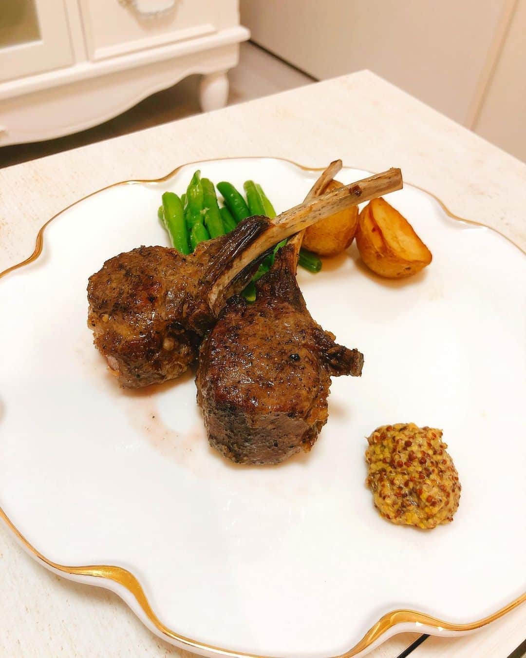 源崎トモエのインスタグラム：「餃子も好きだけどラムも大好物なんです😋💗 . #ラム肉#ラムチョップ#ラムステーキ #おうちご飯 #トモエご飯」