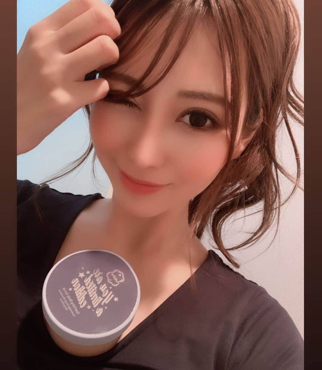 夏希まろんさんのインスタグラム写真 - (夏希まろんInstagram)「. 胸からラリンはえてきた♡ . うつってる青い丸いやつは ファンの方からお誕生日に プレゼントで頂いたスクラブなのですが、 ラリン大好きなので とてつもなくうれしいです❤️ . しかも限定版🧡で いい香り✨ . . . #ラリン　#ボディスクラブ #ボディクリーム　#laline  #いい香り　#限定品  #スターダスト　#セルフィー #自撮り #谷間　から　#やっほー #やっほーらりん　(オッケーグーグル的な) #もちろん返事なし　#かなしい #悲しみの渦に巻き込まれた #EXILE さんの #チューチュートレイン　の #グルグル　にも #巻き込まれてみたい #いずれみんなチューチュートレインの一部になり #そして　#やがて　#世界は一つになる　←」5月30日 22時28分 - natsuyo_elu