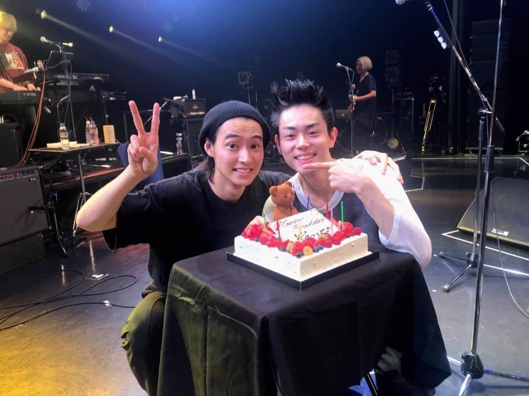 菅田将暉のインスタグラム：「１０年経ちました。そんな日にまさかLIVEをしています。人生何があるかわからないものですね。皆様のおかげで楽しい日々になっているなと実感しています。ありがとうございます。そしてこれからも宜しくお願いします。感謝。菅田将暉 #LOVE」