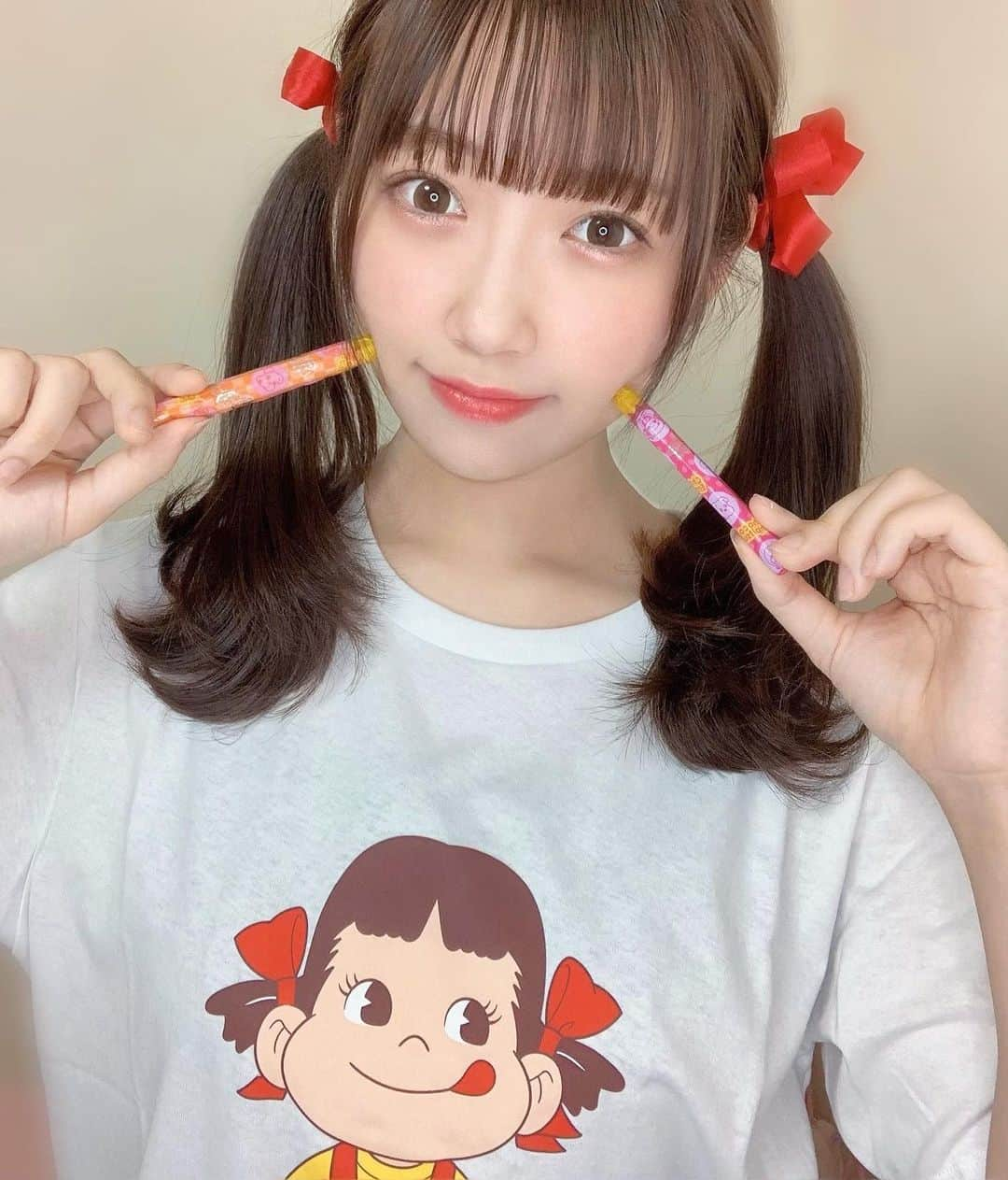 坂本夏海さんのインスタグラム写真 - (坂本夏海Instagram)「☁️﻿ ﻿ ペコちゃん😋🎀﻿♥️ ﻿ ﻿ ﻿ #ペコちゃん #ポコちゃん #チョコえんぴつ #ペコポコチョコレート #ユニクロ #UNIQLO #リボン #ヘアアレンジ  #リボン下手すぎ #この髪型は #体育祭を思い出す #手の体温でチョコ溶けました #視力検査 #初めてやったとき #説明聞いてなくて #適当に指差してた #大体当たる説﻿」5月30日 22時23分 - _nami_sakamoto