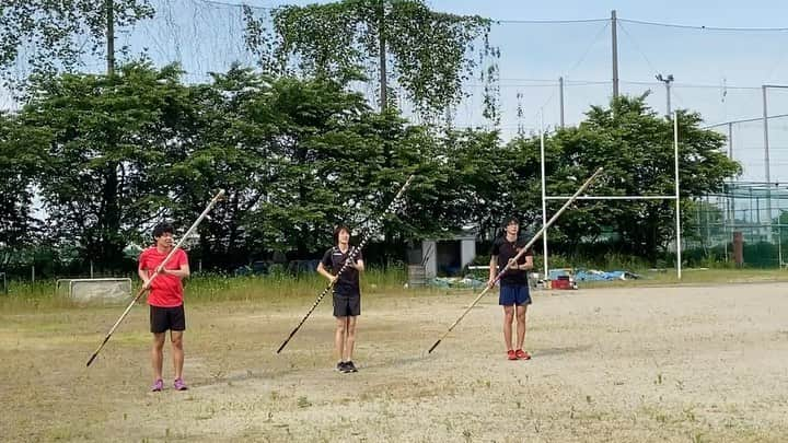 我孫子智美のインスタグラム：「2020.05.30  おもしろい仲間増えた  #polevault  #ポール持つの2回目の2人 #ぶら下がるってどうやら難しいみたい #でも #楽しそうやからいっか」