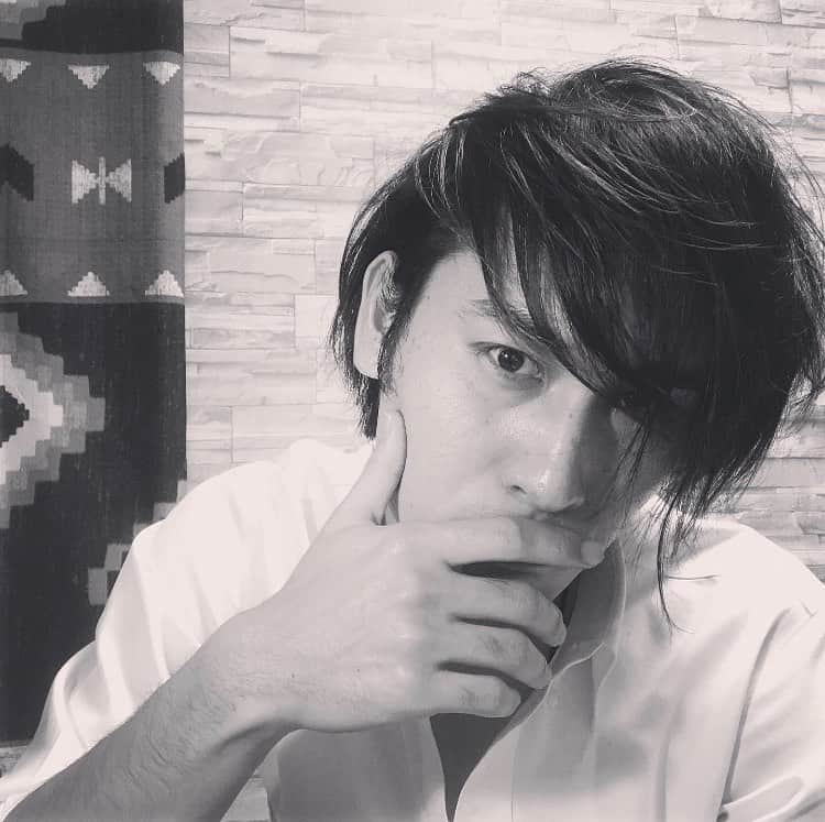 高木勝也さんのインスタグラム写真 - (高木勝也Instagram)「ありがとうございました(^^)﻿ ﻿ ﻿ インスタライブありがとうございました！﻿ ﻿ なんだか﻿ 締め方がわからず﻿ スッと終わっちゃってすみません。笑﻿ ﻿ 質問も沢山頂けて感謝感謝です。﻿ ﻿ アーカイブはすみません残さずに﻿ いかせて頂きます(T_T)！！﻿ ﻿ これからは少し頻度は減ってしまいますが、また良き時にやろうと思います！﻿ ﻿ のでその時にまたお会いしましょう♫﻿ ﻿ 皆さんとお話出来るのが﻿ 凄く幸せだなと感じてます。﻿ ﻿ 感謝を♫﻿ ﻿ ライブ内でもひたすら言ってましたが﻿ 髪の毛伸びすぎて﻿ 収まりつきません。﻿ の写真を載せておきます。笑﻿ ﻿ ﻿ リモートドラマ﻿ 「私は誰ですか？」﻿ 第3話が配信開始されています！﻿ ﻿ プロフィールにリンク貼ってあるので﻿ お時間ある方は見てみてくださいなっ。﻿ 1話10分くらいかな。﻿ なのでサクッとご覧になれると思います！﻿ ﻿ ﻿ 緊急事態宣言が解除されて﻿ 少しずつ世の中が動き出し始めましたね。﻿ けど、油断はせずにいきましょうね！﻿ 楽しい毎日が来る事を願って(^^)﻿ ﻿ ﻿ ではでは﻿ 良き日曜日をお過ごしくださいなっ。﻿ ﻿ おやすみなさい。 #インスタライブ #ありがとうございました #少し緊張したのはなぜ笑 #前髪がすごい #鬼太郎 #今日も一日お疲れ様でした #haveaniceweekend #おやすみなさい」5月30日 22時24分 - katsuyoung__1128