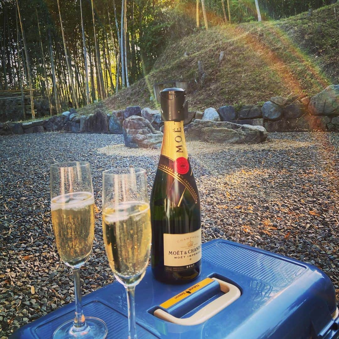 工藤村正のインスタグラム：「Sunbathing Champagne 😊」