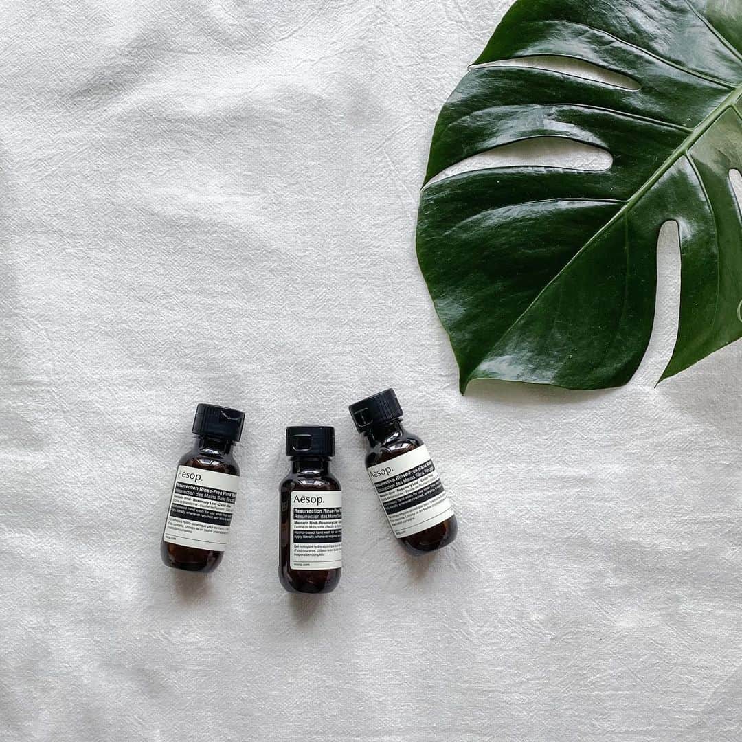naho_7のインスタグラム：「. #Aēsop  #リンスフリーハンドウォッシュ  イソップのハンドジェル いい匂いやしアルコール濃度も 58～62%とのことで愛用中🌿 大きいサイズ完売してたからとりあえず 会社用、家用、持ち歩き用に3つ😂」
