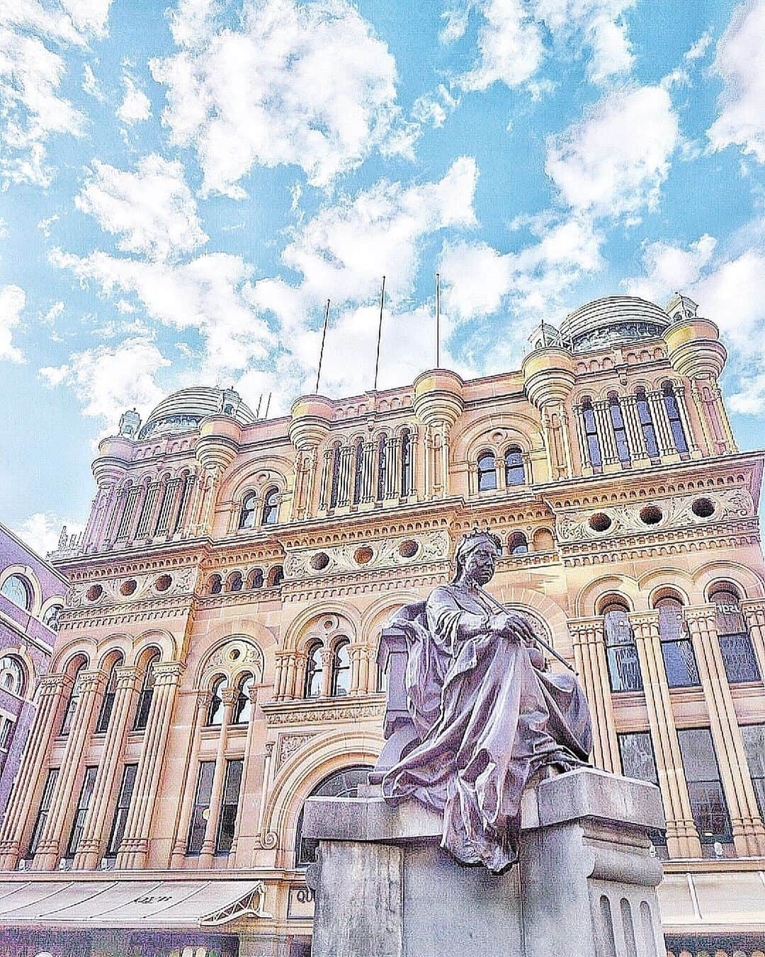 Ayakaさんのインスタグラム写真 - (AyakaInstagram)「オーストラリア住んでた時の お気に入り写真🐨 * シドニーのQueen Victoria Building😍 ここ内装も素敵だし、 可愛いお店がたくさんで買い物したなぁ🤤 * また行きたい😖 * #振り返り #sydney #queenvictoriabuilding #シドニー #シドニー旅行 #あやかのメルボルン滞在記 #シドニー観光」5月30日 22時31分 - ayaka_ayacandy01