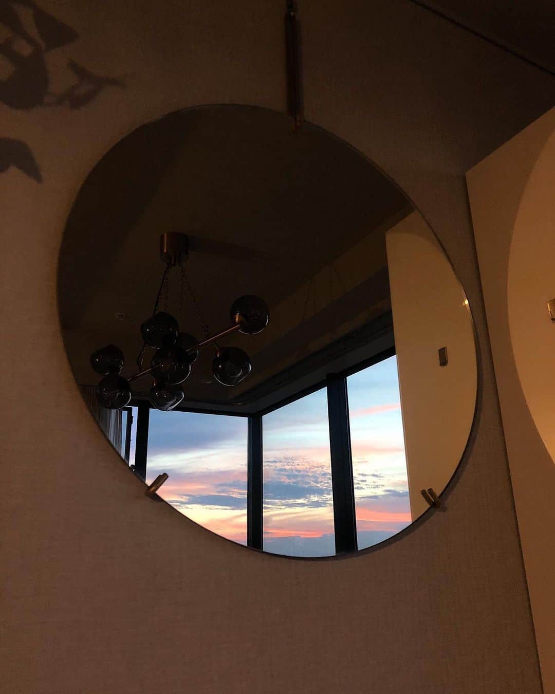 Julia Castroさんのインスタグラム写真 - (Julia CastroInstagram)「Beautiful sky💙 今日の夕日、すっごく綺麗だった。 1枚目派？2枚目派？🌷 . #livingroom #mirror #sky #Beautifulsky #Beautiful #photo #interior #nature #photography  #sunset #myhouse #istayhomefor #インテリア #夕日 #自然 #大地 #初夏 #夏 #春 #光 #鏡 #リビングルーム  #写真 #お家時間 #julistagram」5月30日 22時44分 - julia.c.0209