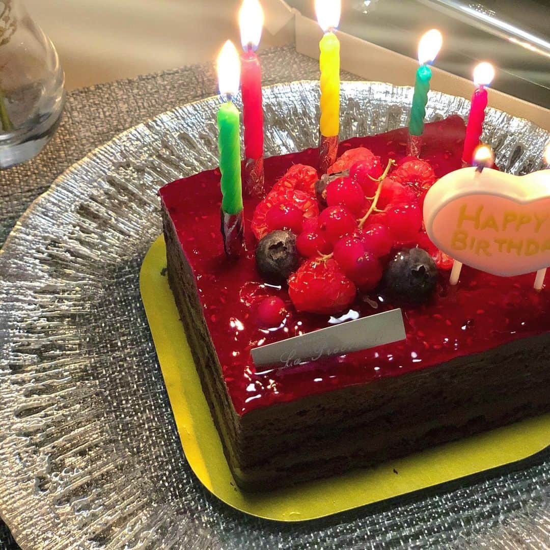 Aoiさんのインスタグラム写真 - (AoiInstagram)「本日32歳になりました🎂 まだまだ自粛生活を送っている我が家、大好きな主人がお家でお祝いしてくれました☺️ . . 何歳になっても誕生日はやっぱり特別なもので、お祝いの言葉を添えたDMやLINEが本当に嬉しくて、早くみんなに会いたい気持ちが溢れました🥺 みなみなさま、本当にありがとうございます🙇‍♀️ こんな私ですが、これからも末長くよろしくお願いします🙇‍♀️ . .  #birthday#誕生日#おうちバースデー」5月30日 22時44分 - aoioa