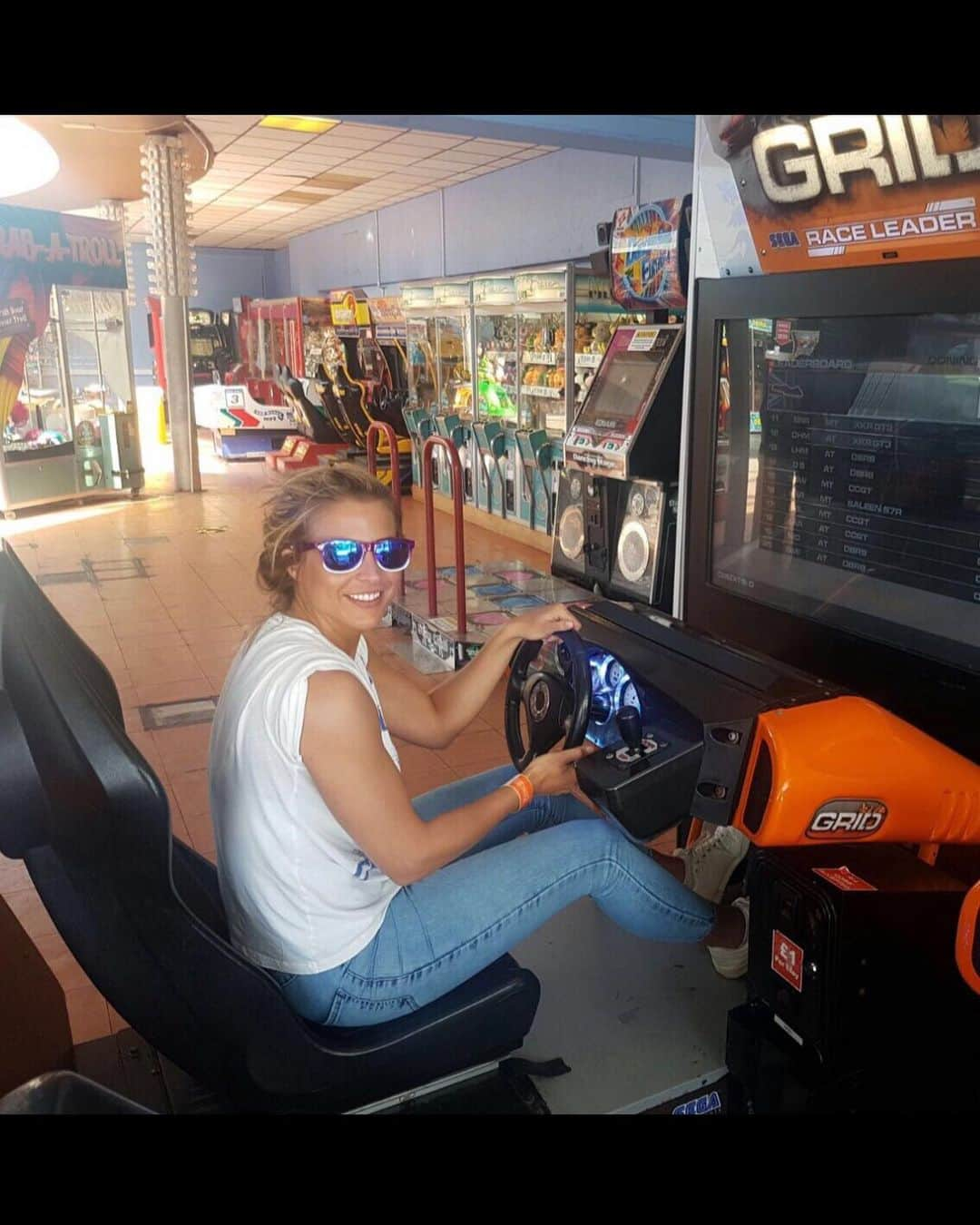 ジェマ・アトキンソンさんのインスタグラム写真 - (ジェマ・アトキンソンInstagram)「Say what you want about Blackpool but I bloody love the place! Amazing childhood memories at the pleasure beach followed by fish & chips on the pier before driving through the illuminations 🥰  I even did the ruff as hell night life once or twice (one of the funniest nights of my life actually that involved a hungover bungee swing off the south pier) 🤮Although I won’t be sampling the night life again there, I can’t wait to get back to the pleasure beach next summer and take Mia to see the illuminations. And of course, take her yearly to see her dad and his buddies in the Grand ballroom 💃🏼 It’s the memories made that make a place wonderful...」5月30日 22時44分 - glouiseatkinson