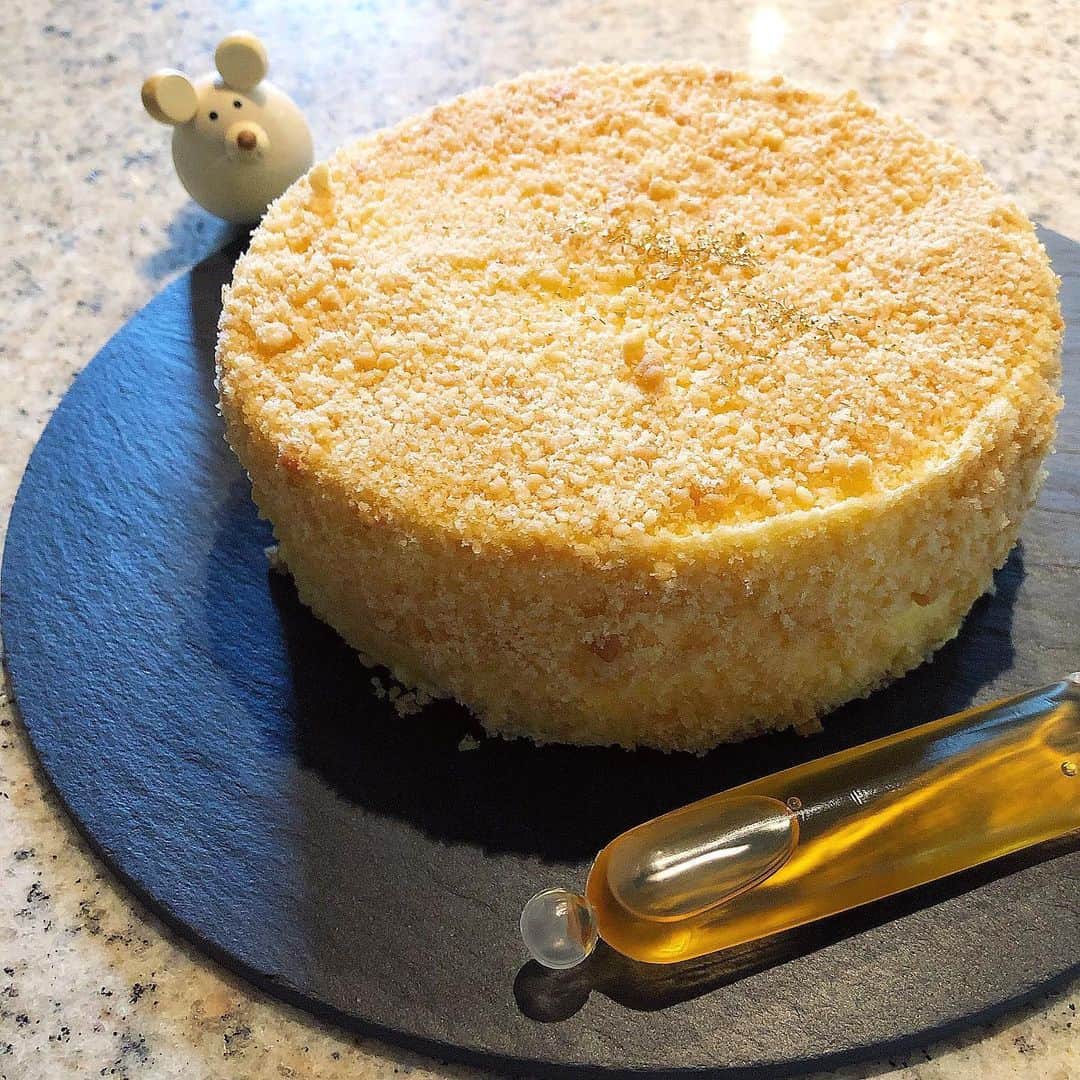 榊山敬代のインスタグラム：「🧀🧀🍴🍯… ・ ５月最後の土曜日は 久しぶりに外出の巻  いろいろな手続きを済ませまして お久しぶりに渋谷へむかいました  そして  大変お世話になりました場所にて 感謝とお礼のきもちをお伝えして  しみじみとその場を後にするのでした  諸行無常という言葉がありますけれど 前向きな諸行無常へのひとコマでした  ところで今日の渋谷は いつもの渋谷模様にて  大変混雑してましてビックリの巻  緊急事態宣言が解除されましたから いつもの渋谷に戻っているのだけど  すこし警戒したいときですが いろいろリサーチしたい時で 東急プラザからヒカリエまで 散策しながらおやつ探しの巻  ヒカリエは数ヶ月ぶりに行きまして 店内の模様がガラリと変わっていて  すこしさみしかったとき  オープン当初の印象は百貨店に 無いようなヒカリエならではの お店が並んでいたのですけれど  リニューアル後は百貨店にあるような お店ばかりになっていて少し寂しい時 このようなひとコマも諸行無常の時哉  画像はヒカリエで購入しましたチーズケーキさん  チーズケーキが食べたくて 唯一と残っていましたのが ダブルチーズケーキでした  チーズケーキだけどスポンジ コーティングされていまして  メイプルシロップをかけますと 二度おいしいかんじはたのしく  美味しゅうございました…  さて明日は五月の最終日  悔いのないように作業に集中計画 ・ ・ 💻🧠✨ ・ ・ #間食しない宣言解除しました ・ ・ #おうち時間 たのしもう週間 #おうち大好き #stayhome ・ ・ ・ #渋谷 #ヒカリエ #久しぶり #Wチーズケーキ #ダブルチーズケーキ #ワンホール #ベイクドチーズ #レアチーズ #siroop#チーズケーキ #cheese #cheesecake #アンリシャルパンティエ #cake #ケーキ屋さん #sweets #スイーツ #おやつ #おうちカフェ #cafe #日本画家 の #おやつこんなもん」