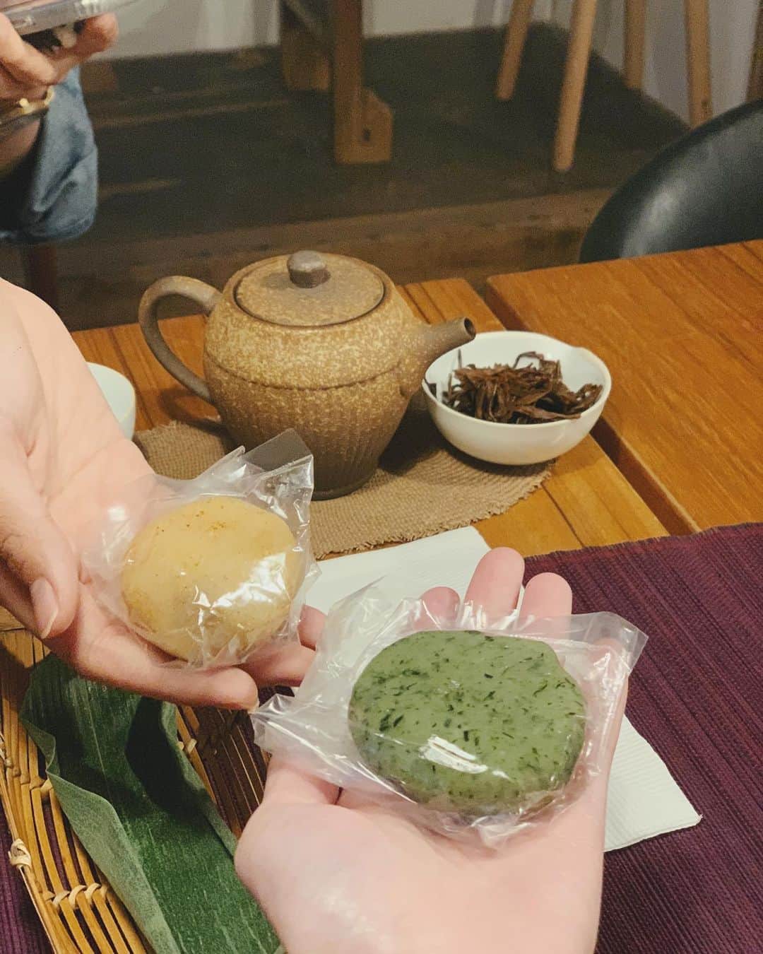 亜里沙さんのインスタグラム写真 - (亜里沙Instagram)「在台北日式老宅吃下午茶是很棒的體驗🍵 #合興八十八亭 特別療癒🌹 ・ お茶屋さんのアフタヌーンティー🍵 台湾の美味しいお茶とお茶菓子を頂きました。 元々は昔の日本家屋だそうで、 とても静かでゆっくり出来て素敵でした✨ （リノベに弱い🤗 せっかく台湾に来たからお店もなるべく 日本には無いような所を見つけて行ってみたいと 思ってるんだ。 最後にお餅のおまけをおじさんがくれて、 台湾のこういうところがほっこりして好きだよねって 日本の友達と話してた🧡 ・ #alisa_in_taiwan #台湾 #台灣 #taiwan #taipei #taiwanlover #台湾生活 #台湾留学 #台湾旅行 #下午茶 #afternoontea」5月30日 22時50分 - alisa_0302