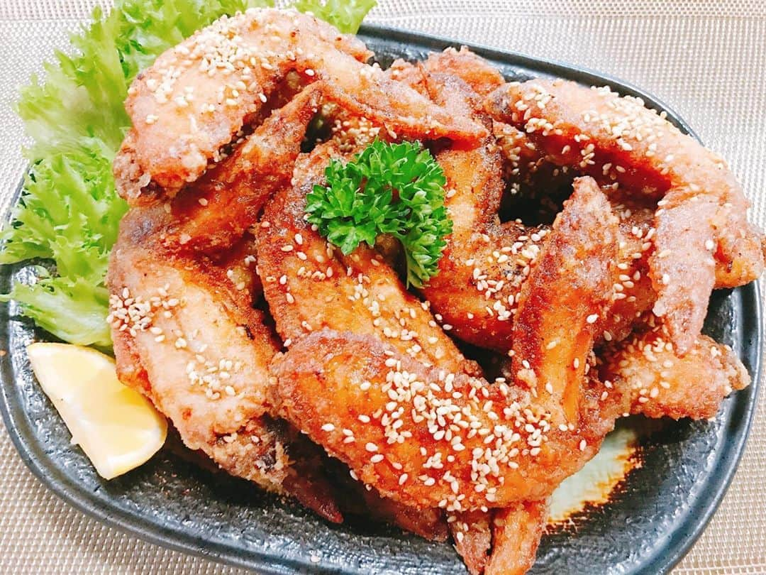 ときさんのインスタグラム写真 - (ときInstagram)「#居酒屋とき 本日は、甘辛ダレの手羽先です🐓🍗︎💕︎ 醤油、みりん、砂糖、酢、すりおろしニンニクで味付けしました🙌  最高〜🍻😂 ・ ・ ・ #居酒屋メニュー #居酒屋ごはん #本日のメニュー #お家居酒屋 #お家ご飯 #手羽先 #手羽先唐揚げ #甘辛ダレ #お酒のつまみ #お酒に合う #おつまみレシピ #特製とき手羽先」5月30日 22時51分 - toki_ringomusume