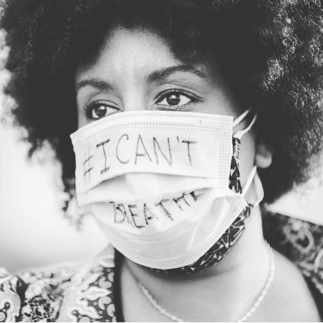 クレア・ホルトのインスタグラム：「I’ve been at a loss for words all week. My heart is so heavy and I am devastated by what’s happening in the country I call home. I’ve been afraid to post anything. Afraid that I will appear ignorant or self righteous - who am I to speak on such an incredibly significant topic as a privileged white woman? But it isn’t enough to grieve for the black community in silence. I want to learn. I want to understand. I want to be better. As I hold my son close, my heart aches for the mothers and fathers who have lost children to such senseless racism. It aches knowing that they must raise their babies to fear those who are supposed to protect us. I stand with you and I will not stay quiet. #justiceforgeorgefloyd」