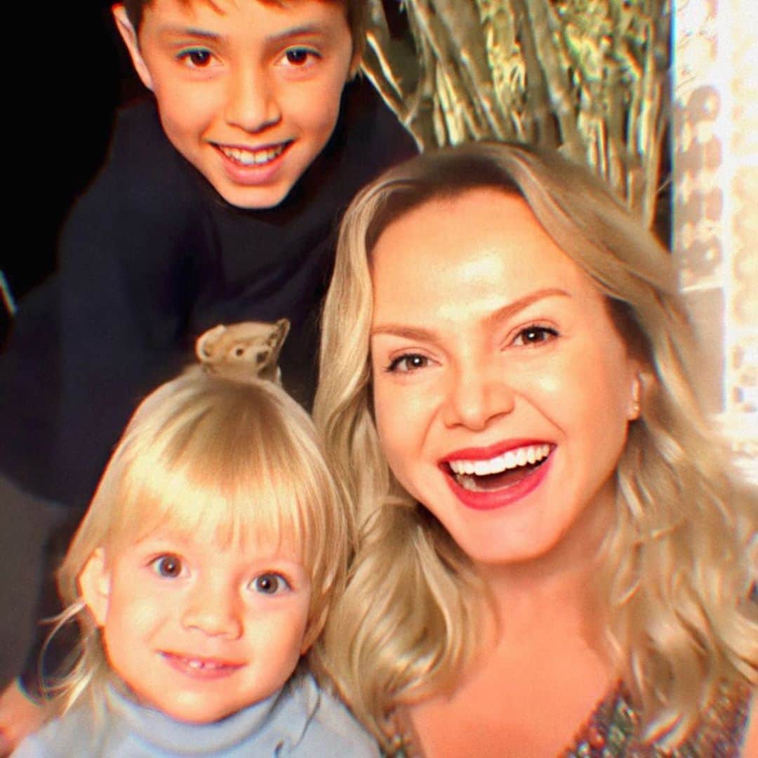 Eliana Michaelichin Bezerraのインスタグラム：「Um bom dia com esta alegria.Deus abençoe todos vcs🙏🏻 #maedemenino #maedemenina #maededois #obrigadasenhor #mariapassanafrente #familia」