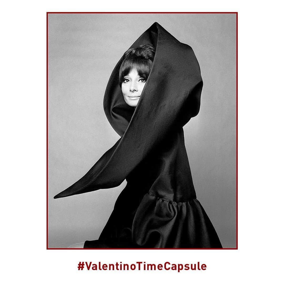 Valentinoさんのインスタグラム写真 - (ValentinoInstagram)「1969 #ValentinoTimeCapsule  As part of a series of portraits for @vogueitalia, frequent Valentino collaborator #GianPaoloBarbieri photographed #AudreyHepburn in a black silk tiered cape made by Mr Valentino himself.」5月30日 23時06分 - maisonvalentino