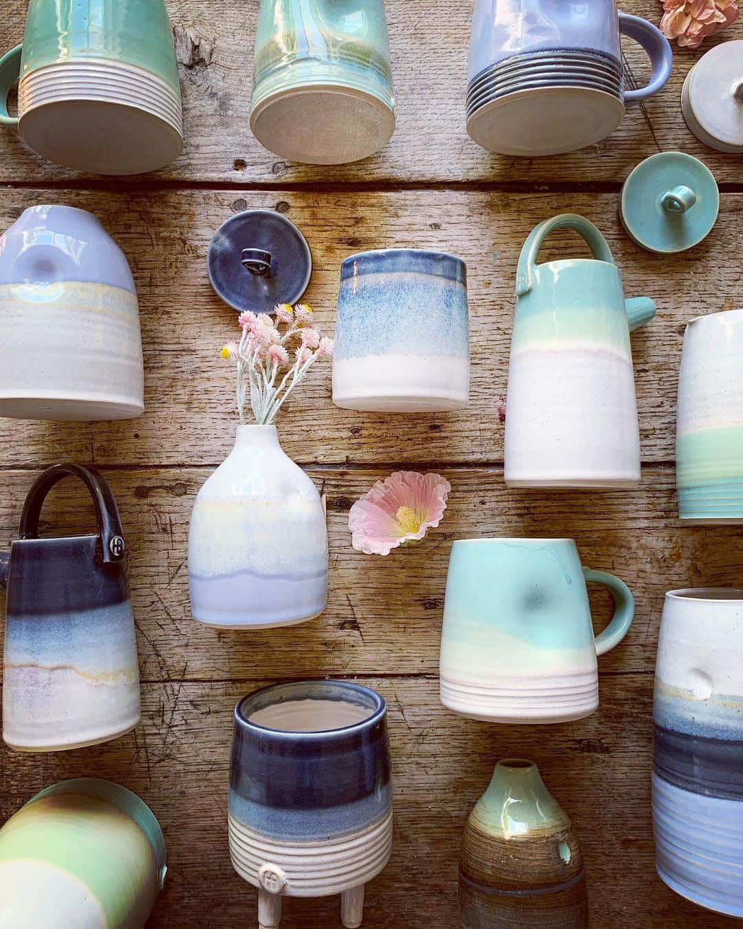 Tea and sittingのインスタグラム：「💎...I will never feel like I have enough @holly_l_bell ceramics, and to be honest,  I wish I could keep all of these...however these pieces are the ones still available in the @64sandgate Open House Online Shop which closes TOMORROW at 6pm GMT, so now’s your chance to nab something from some brilliant artist’s and makers: @keneardley @sophieabbottartist @hollymleather @amandabanhamceramics @theindigowares @brusheswithwatercolour @shiv_textiles @peggy_poppleton @theawatesdesign @vivienne.ridley @pkkirkwood and me @5ftinf !! There is a direct link to the shop via my profile and I’ll also put a swipe up in my stories! 🌿 #onlineopenhouse #artistsopenhouses #brightonopenhouses #aohonlinehouses #brightonartist #shopindependent  #5ftinftable」