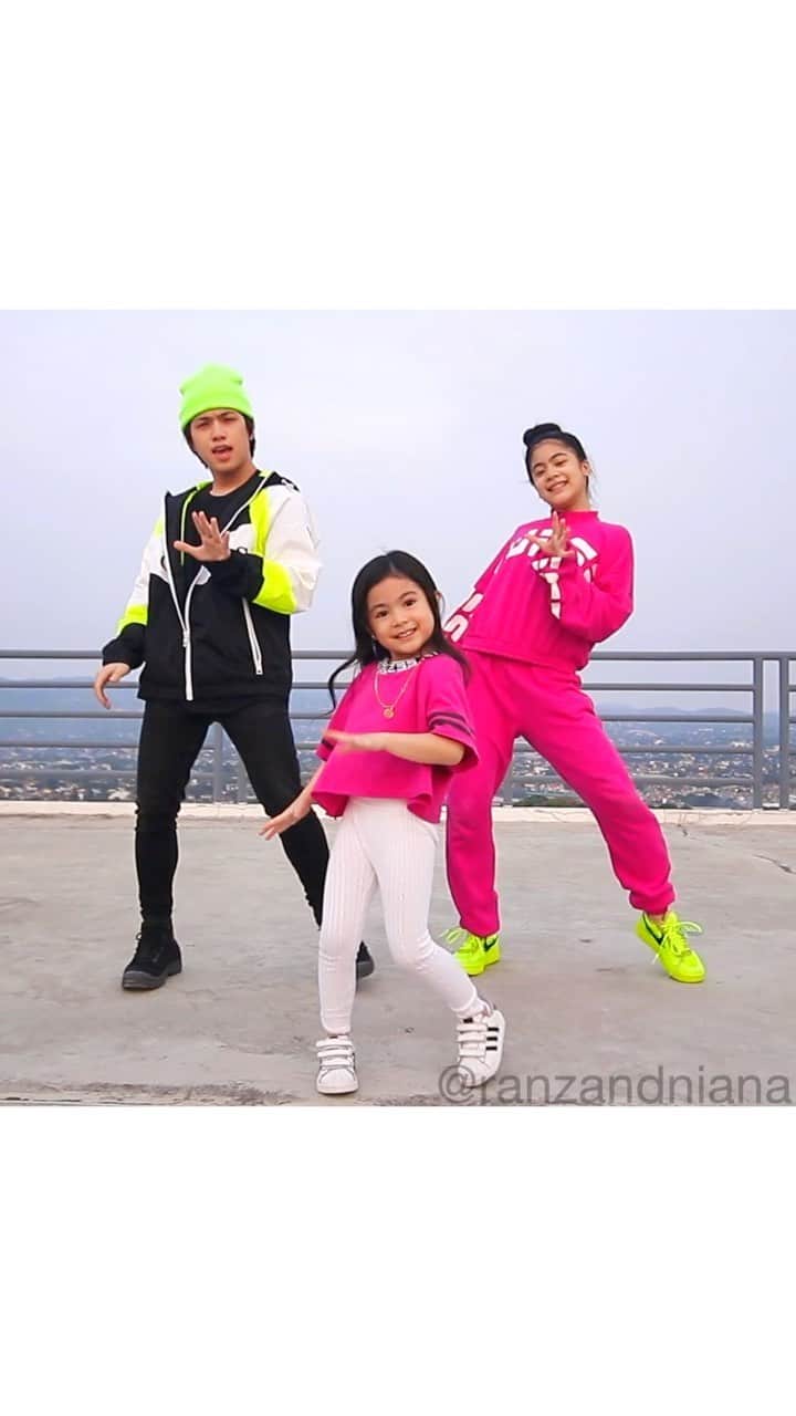 Niana Guerreroのインスタグラム：「ayeee lesgo @onewithnatalia @ranzkyle 🥳🤟🏼🔥 keep watchin till u see it haha family assemble!! 💗 fire song by @jasonderulo 🙌🏼 #siblinggoals #dance #familygoals」