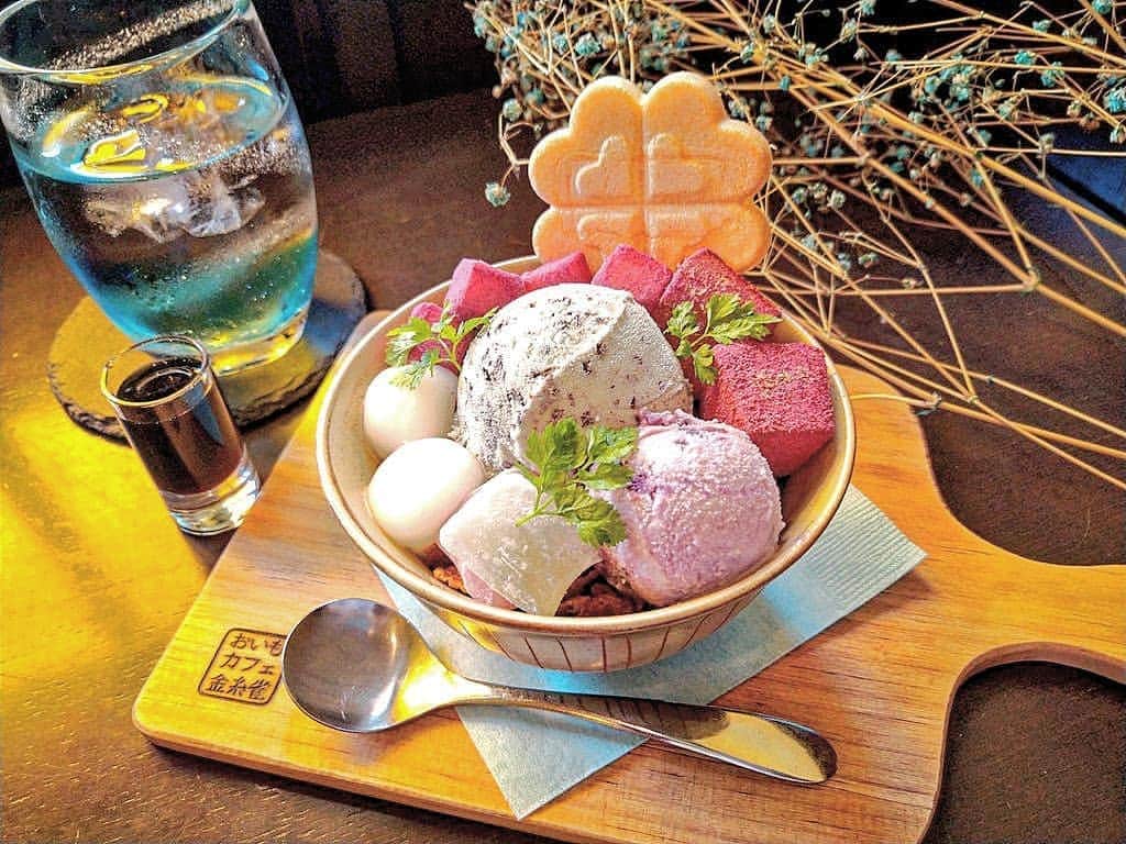 おいもカフェ金糸雀さんのインスタグラム写真 - (おいもカフェ金糸雀Instagram)「. 鎌倉のアジサイの時期をイメージした季節限定『おいも鎌倉あじさいパフェ』。 色鮮やかなチョコミントアイスを中心に紫芋アイスや紫芋わらび餅、紫芋ようかんで、紫陽花の青色や紫色を表現した映えなパフェです♪ . #おいもカフェ金糸雀 #おいもカフェ #鎌倉 #小町通り#湘南 #神奈川#カフェ #鎌倉カフェ #湘南カフェ #神奈川カフェ #鎌倉スイーツ #鎌倉グルメ #鎌倉デート #鎌倉散歩 #鎌倉旅行 #パフェ #スイーツ #あじさい #アジサイ #紫陽花 #チョコミント #チョコミントパフェ #チョコミントスイーツ #チョコミントアイス #チョコミント好き #チョコミン党 #カフェ巡り #かわいい #kamakura #가마쿠라 . 《おいもカフェ金糸雀》 営業時間：10:00-18:00(L.O.17:30) 定休日：水曜日 248-0006 神奈川県鎌倉市小町2-10-10 小町TIビル1F TEL：0467-22-4908」5月30日 23時25分 - oimocafekanaria