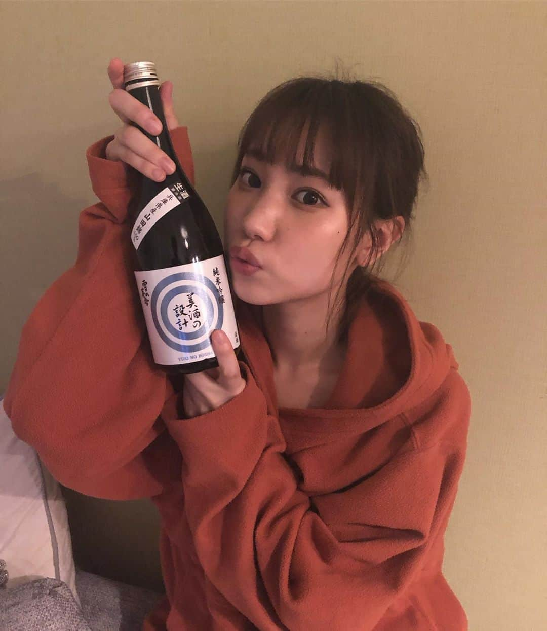 高野祐衣さんのインスタグラム写真 - (高野祐衣Instagram)「おうち日本酒シリーズ🍶❤︎﻿ ﻿ ﻿ ﻿ 『雪の茅舎 美酒の設計』﻿ ﻿ 雪の茅舎ちゃんと飲んだ事無かったし、﻿ 強気な名前だな〜と思って選んでみました☺︎（笑）﻿ ﻿ そしてその名の通り、美酒でした✨﻿ 綺麗な感じ！﻿ 華やかな吟醸香、そしてフルーティー。﻿ 甘味も旨味をあって、そして綺麗にキレる。﻿ ﻿ ﻿ 後味キレるタイプの日本酒は、﻿ おつまみ必須なんだけど﻿ お店でしか食べられないような﻿ 美味しいおつまみもそろそろ食べたいな〜﻿ お取り寄せとか手出してみようかな？？？﻿ ﻿ ﻿ ﻿ ﻿ #日本酒 #日本酒女子﻿ #雪の茅舎 #秋田県 #齋彌酒造﻿ #美酒の設計 #純米吟醸﻿ #生酒 #山田錦﻿ #おうち時間 #おうち飲み﻿ #ゆいぽんしゅ」5月30日 23時26分 - yuipooon12_06