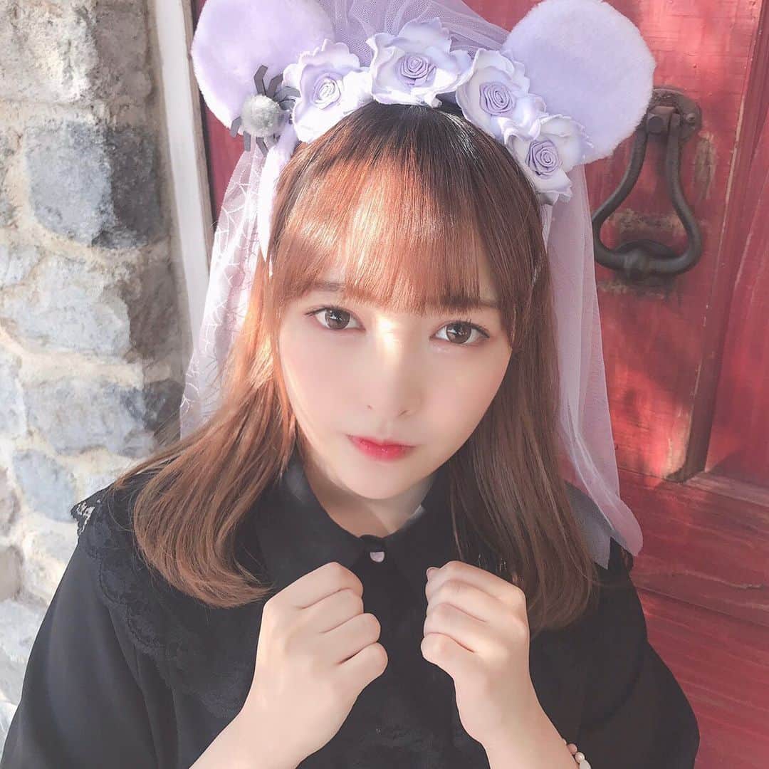 椎名あつみのインスタグラム：「なつかしー！ 花嫁カチューシャ☺️❤️ お姉ちゃんがサプライズ プレゼントしてくれたやつ☺️✨ いち早くディズニーいきたいっ！ いけるようになったら フィルハーのりたい！！🥺 今年はどんなカチューシャ でるんだろー！！ 花嫁カチューシャこえれる カチューシャあるかなあ🥺💓 #ディズニーコーデ  #花嫁カチューシャ  #ディズニーグッズ」