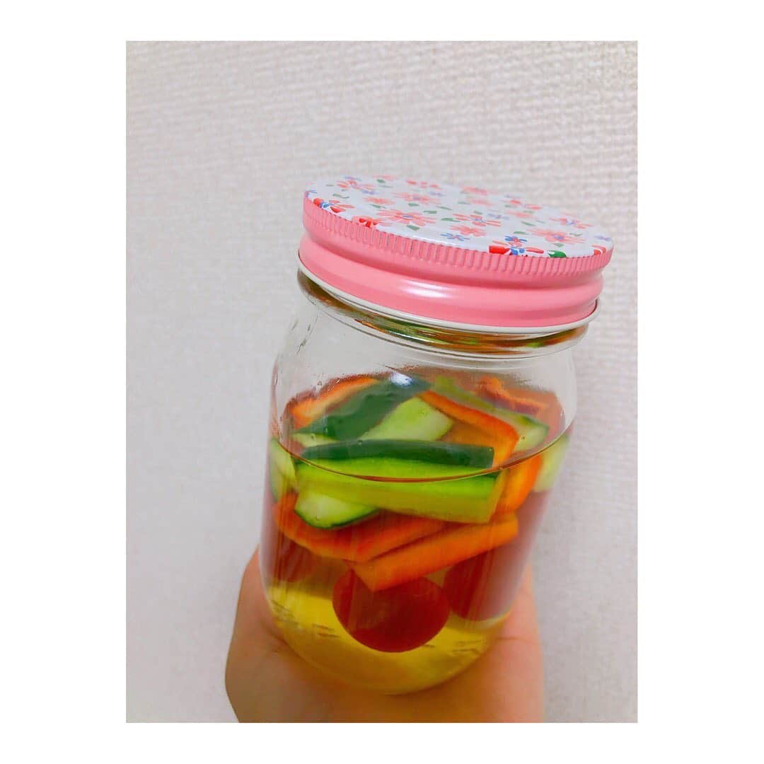 のインスタグラム：「* 子どもの時から、チーズバーガーの中のピクルスだけいっぱい食べたいなと思っていたくらい、ピクルス大好きでした。笑 簡単に量産できることが分かったので、、、 いっぱい作って、子どもの頃の欲望を満たそうと思います。笑 なお、ピクルスにすると美味しい野菜を模索中… (現在、わたしの中ではプチトマトが暫定1位) * #自家製ピクルス」