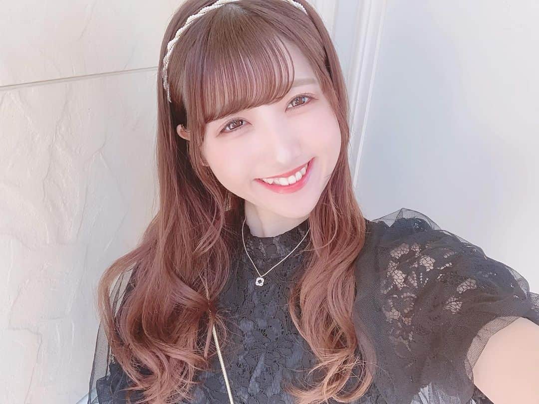 田口未彩のインスタグラム：「🎀 . . また感染者数増えてきてこわいね〜🥺 早くマスクつけないで外出できるようになりたい🥺🥺 . . . #カチューシャ　#カチューシャアレンジ　#量産型　#量産型女子　#巻き髪　#ヘアカラー　#ブラウンカラー」