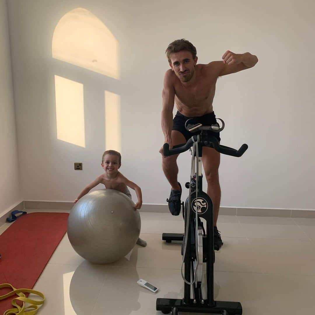 マルク・ムニエッサのインスタグラム：「Training with my partner in crime🏋🏽‍♂️🚴🏼‍♂️」